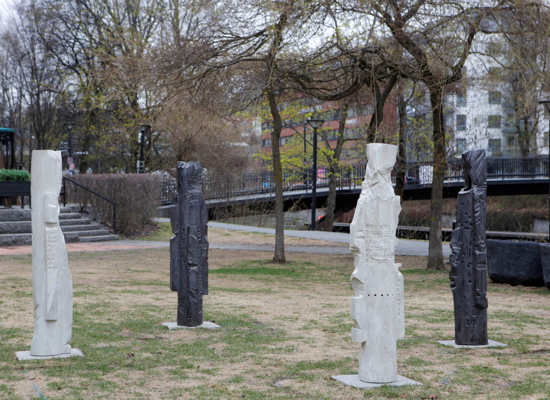 De fire skulpturene som står i parken utenfor Bærum kunstforening får symbolsk tyngde i samspill med omgivelsene.