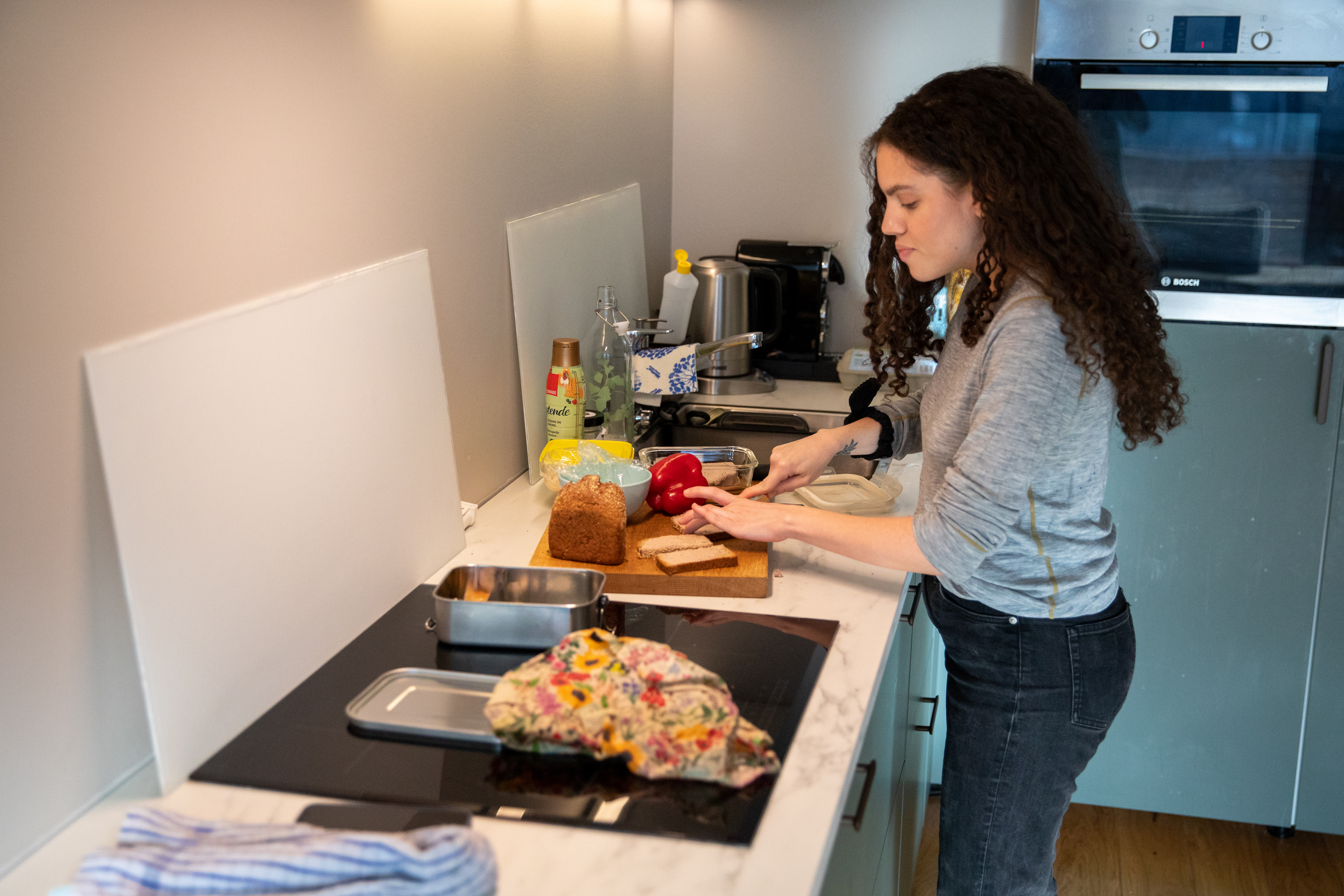 Jobben starter hjemme på kjøkkenet. For å spare tid smører Victoria Catanho brødskiver til morgendagens vakt allerede nå. Da får hun noen minutter ekstra tid med datteren neste morgen.