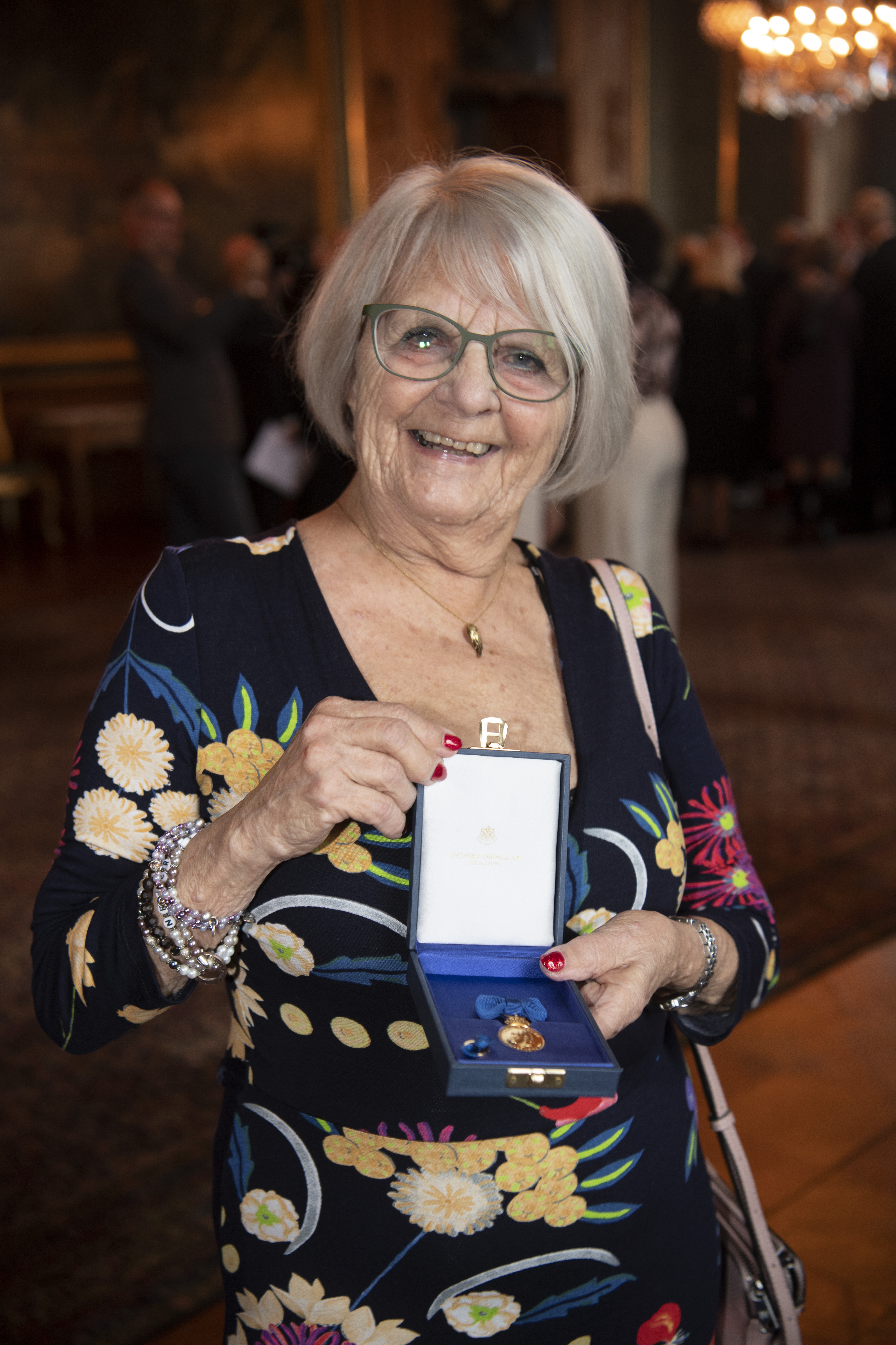 STOCKHOLM 20211020
Volontären och föreläsaren Elise Lindqvist får medalj i 5:e storleken av kung Carl Gustaf tillsammans med drottning Silvia vid en medaljutdelning i Lovisa Ulrikas matsal på Stockholms slott.
Foto: Fredrik Sandberg / TT / kod 10080