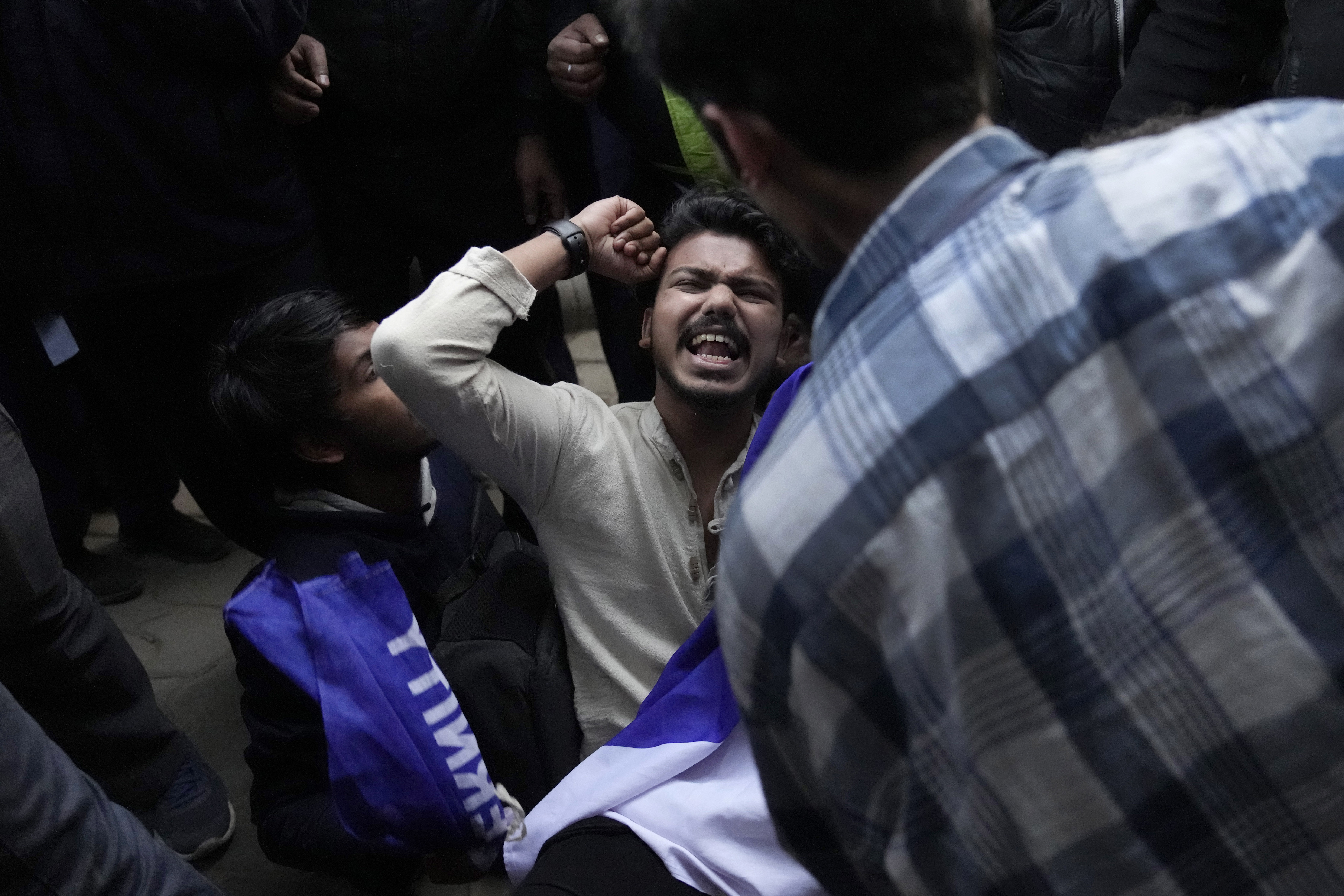 En student roper slagord mot regjeringen i New Delhi fredag. Foto: Manish Swarup / AP / NTB