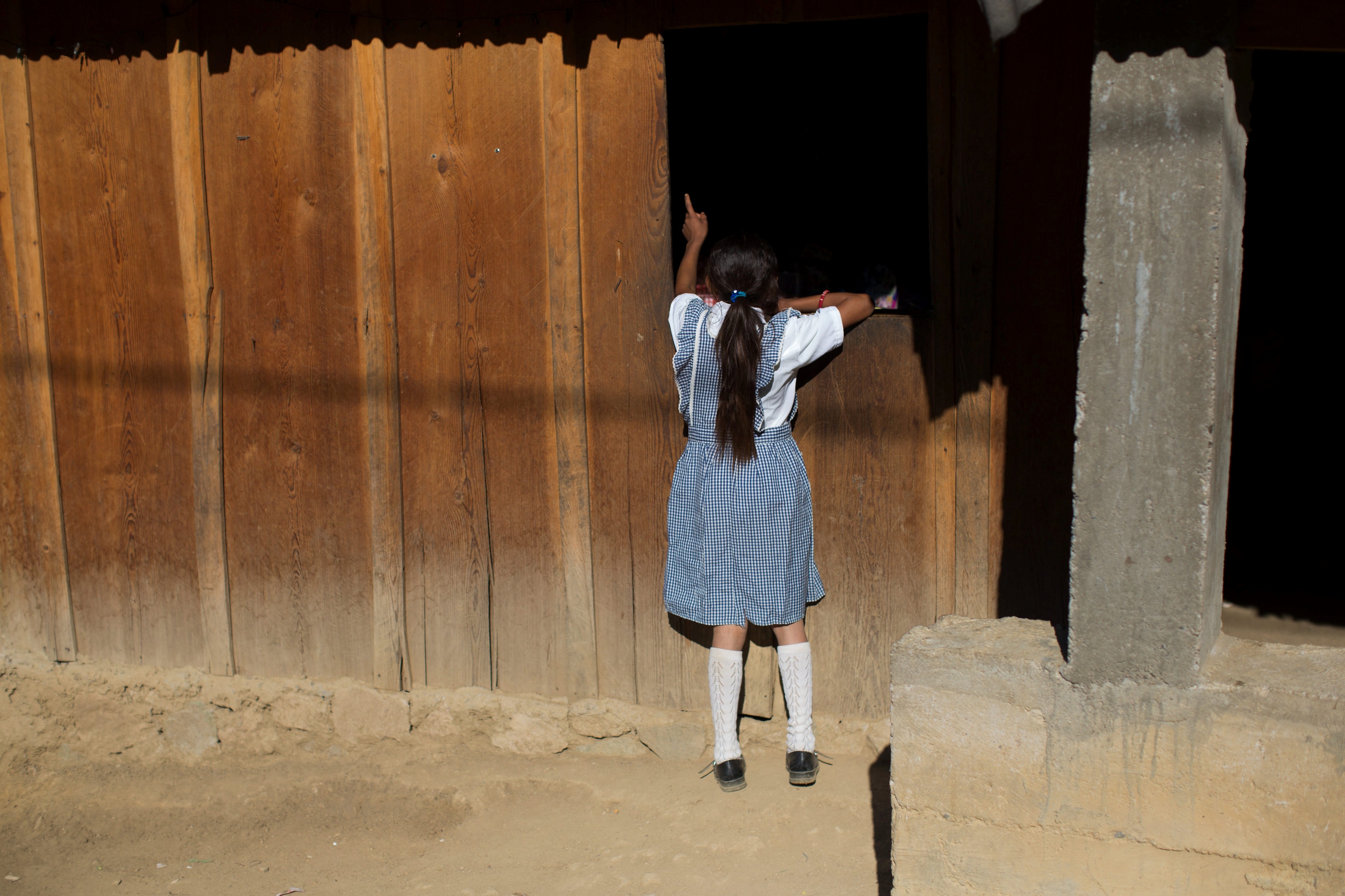 Skolejenta i fjellregionen Guerrero vokser opp et samfunn der det knapt finnes menn igjen. FOTO: NTB SCANPIX