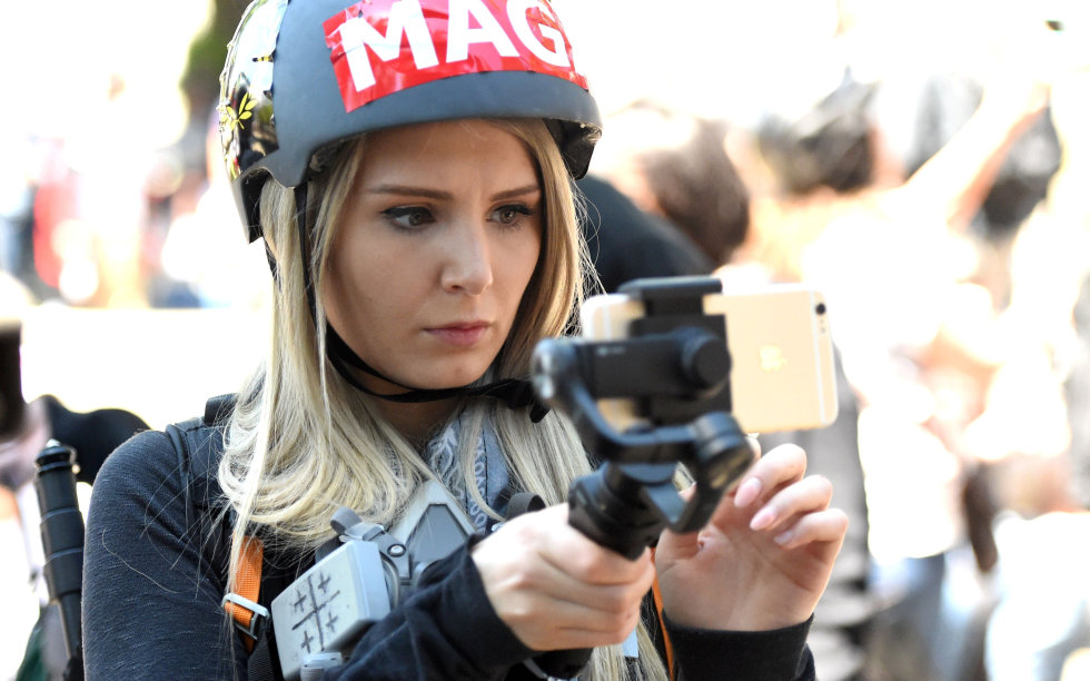 STØTTESPILLER: Den canadiske ytre høyre-aktivisten Lauren Southern, er på Sicilia og rapporterer om Defend Europe sin aksjon i Middelhavet. FOTO: NTB SCANPIX