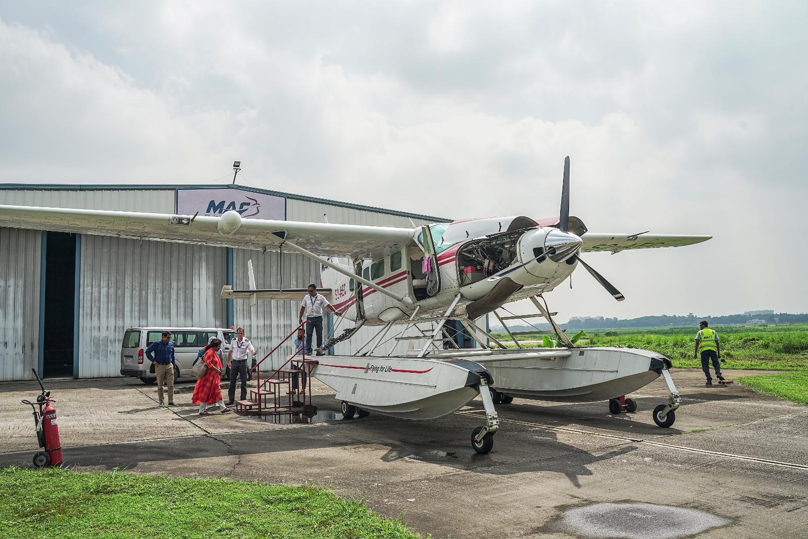 Flytande hjälp till fattiga i Bangladesh: "Ingen bryr sig om de här människorna"