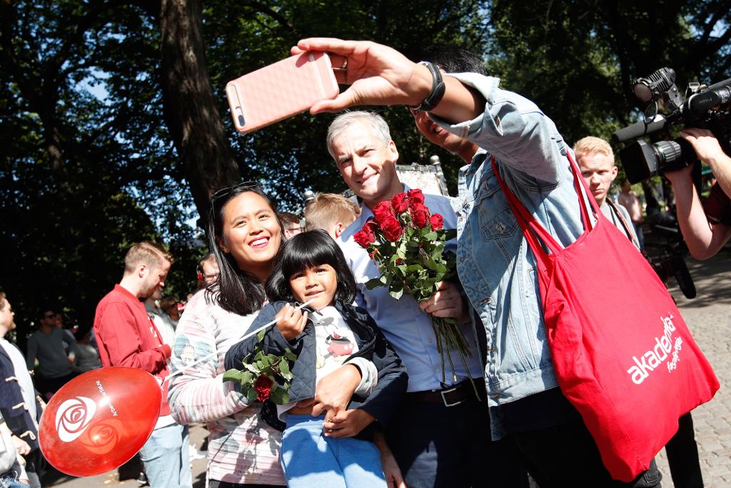 Bildet viser Jonas Gahr Støre som tar selfie sammen med folk.