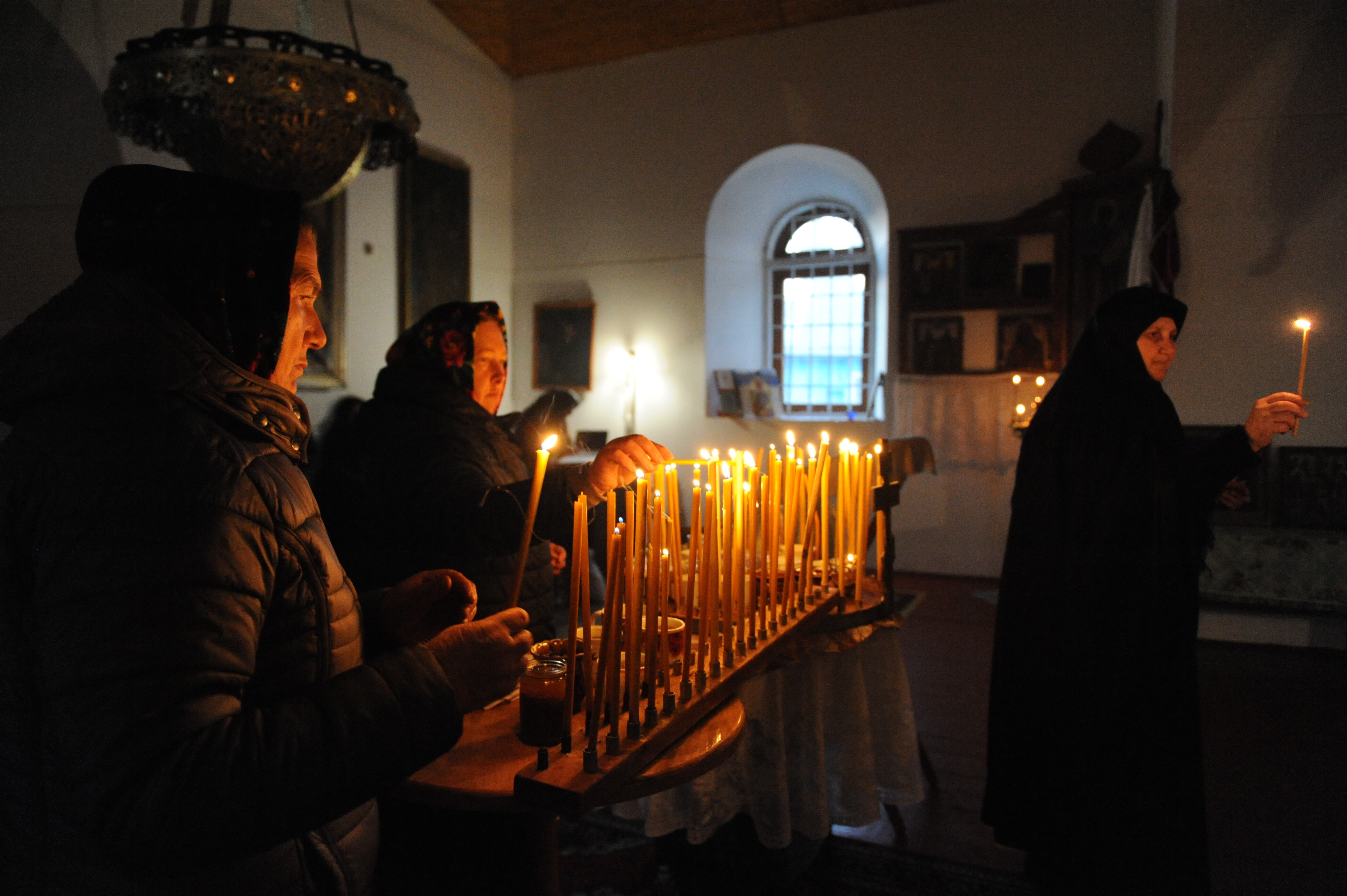 Gudstjeneste i den lysegrønne trekirken i Belaja Krinitsa, på grensen mellom Ukraina og Romania.