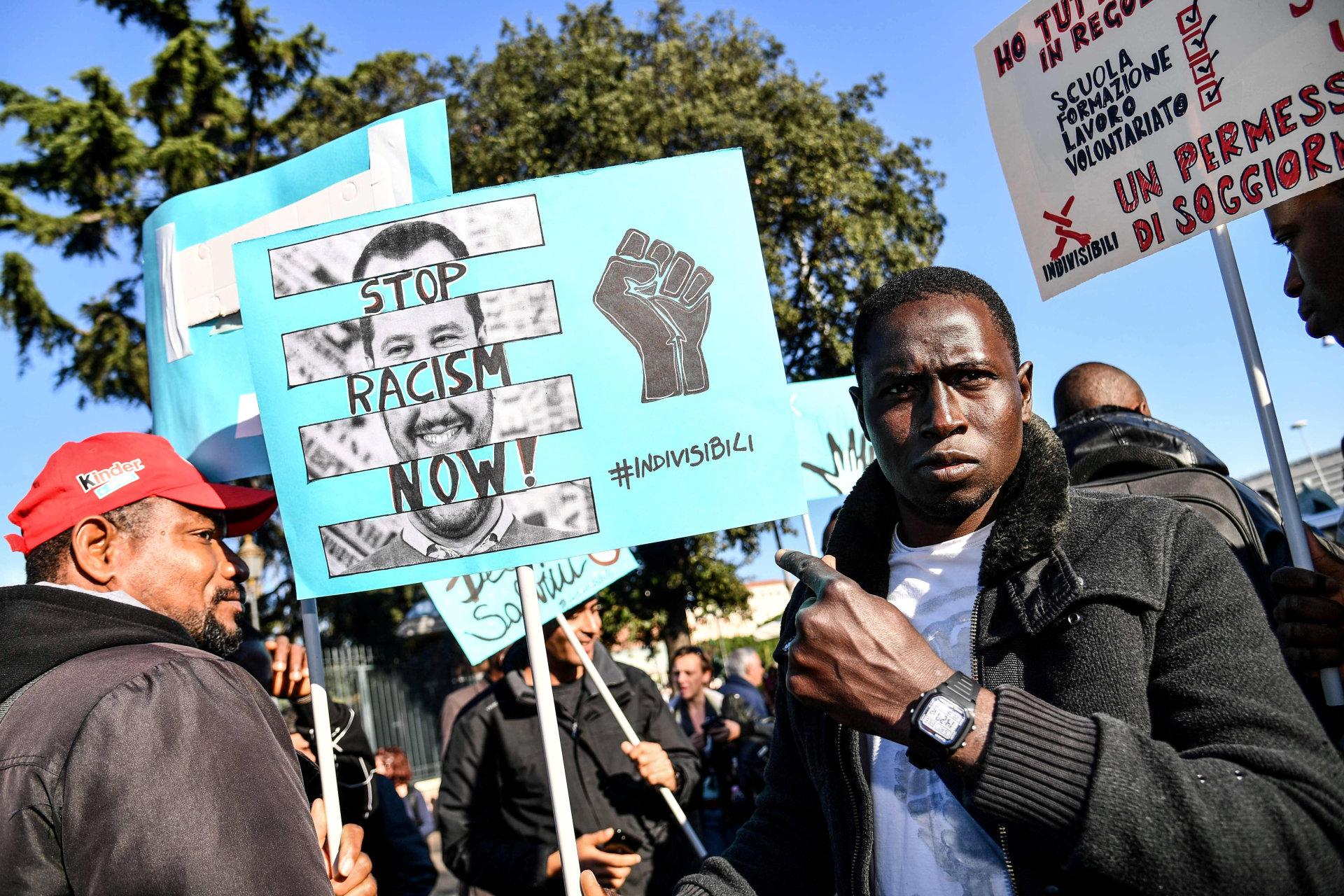 Nei: «Stopp rasisme, nå»-plakat under en demonstrasjon mot regjeringens politikk i Roma i november i fjor. FOTO: NTB SCANPIX