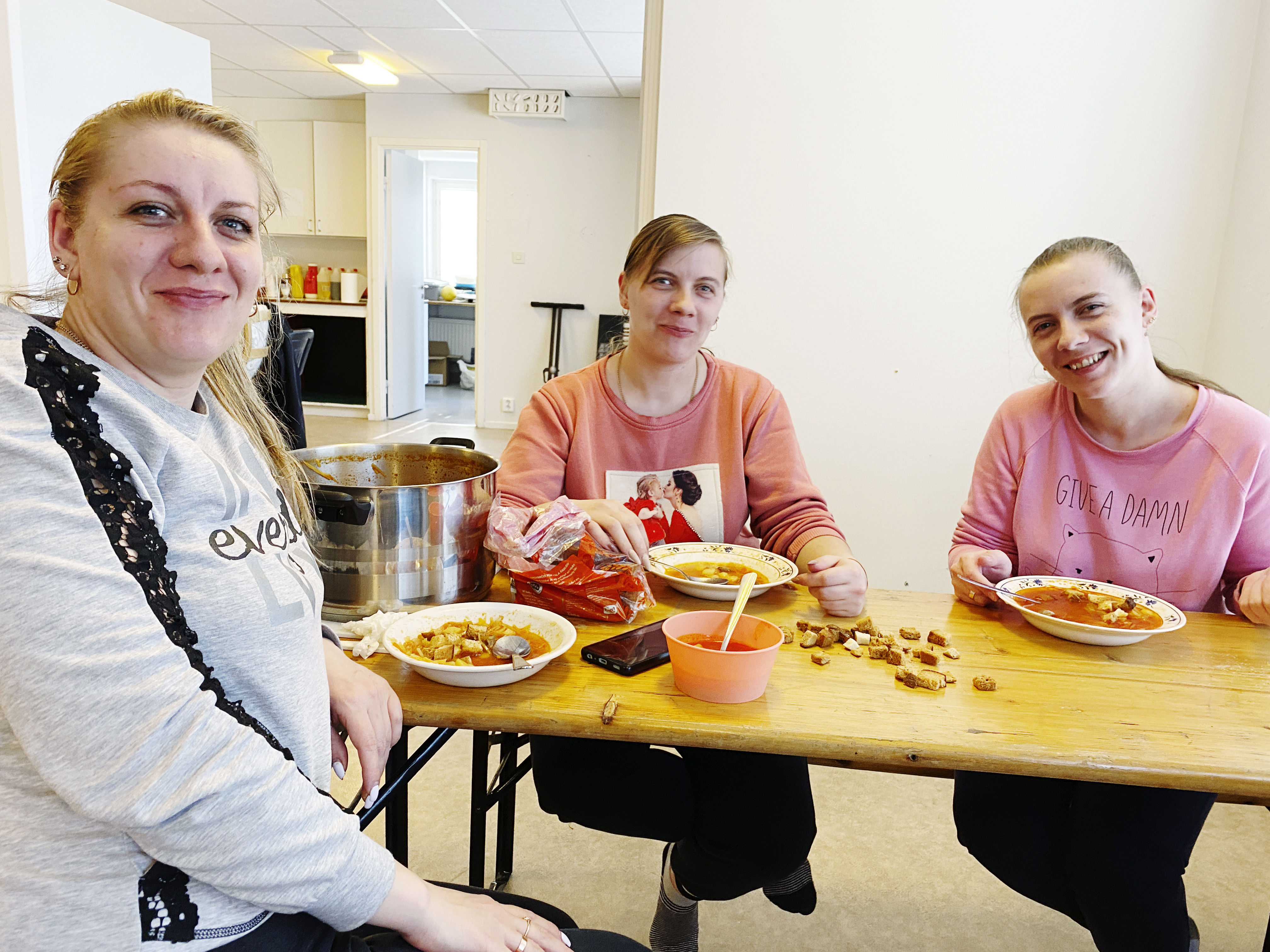 Rima, Jole och Jana heter kvinnorna som stått för dagens lunch, bestående av soppa, krutonger, och blinis med Nutella till efterrätt.