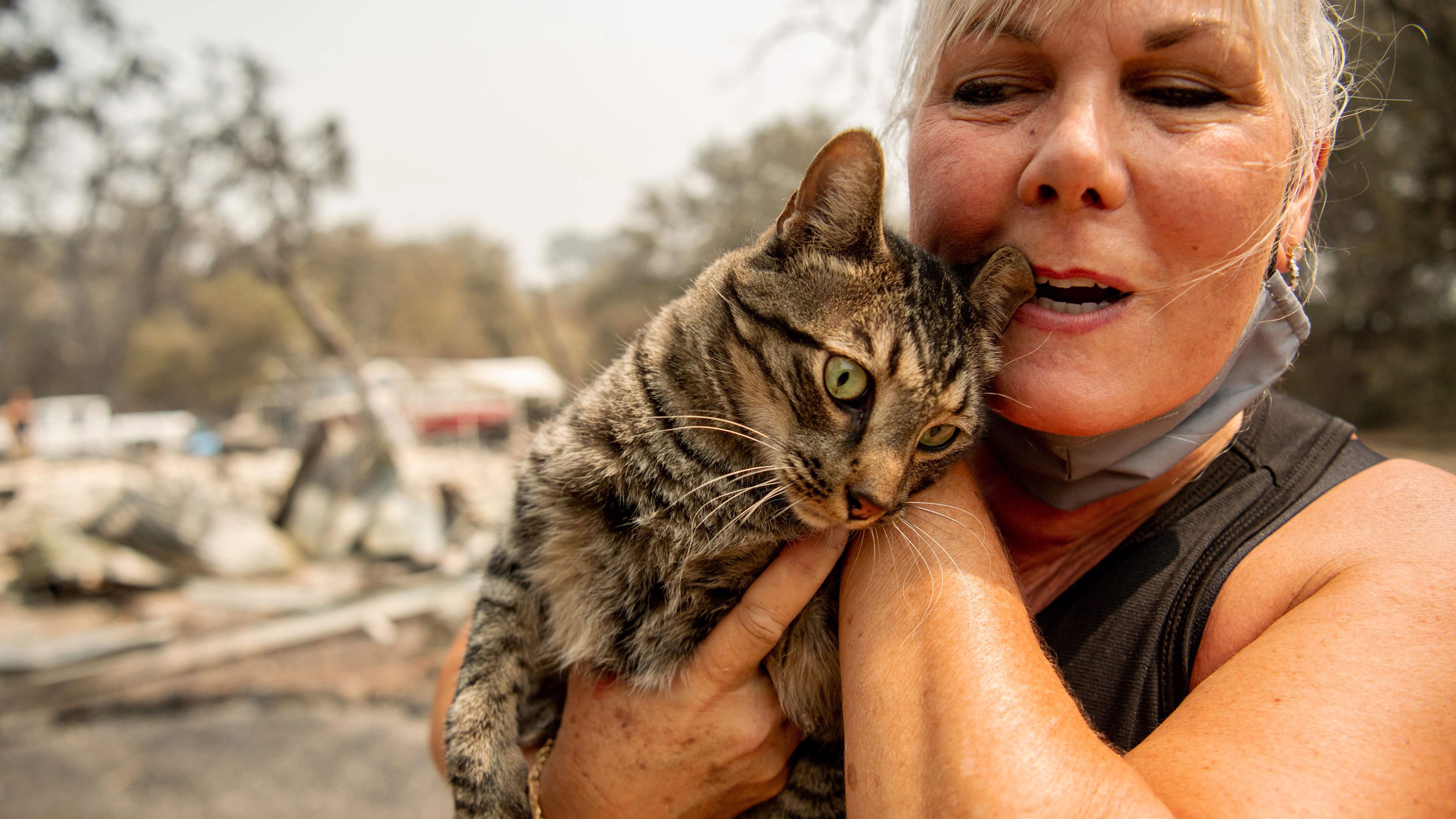 Bildet viser Katie Giannuzzi som holder katten sin.