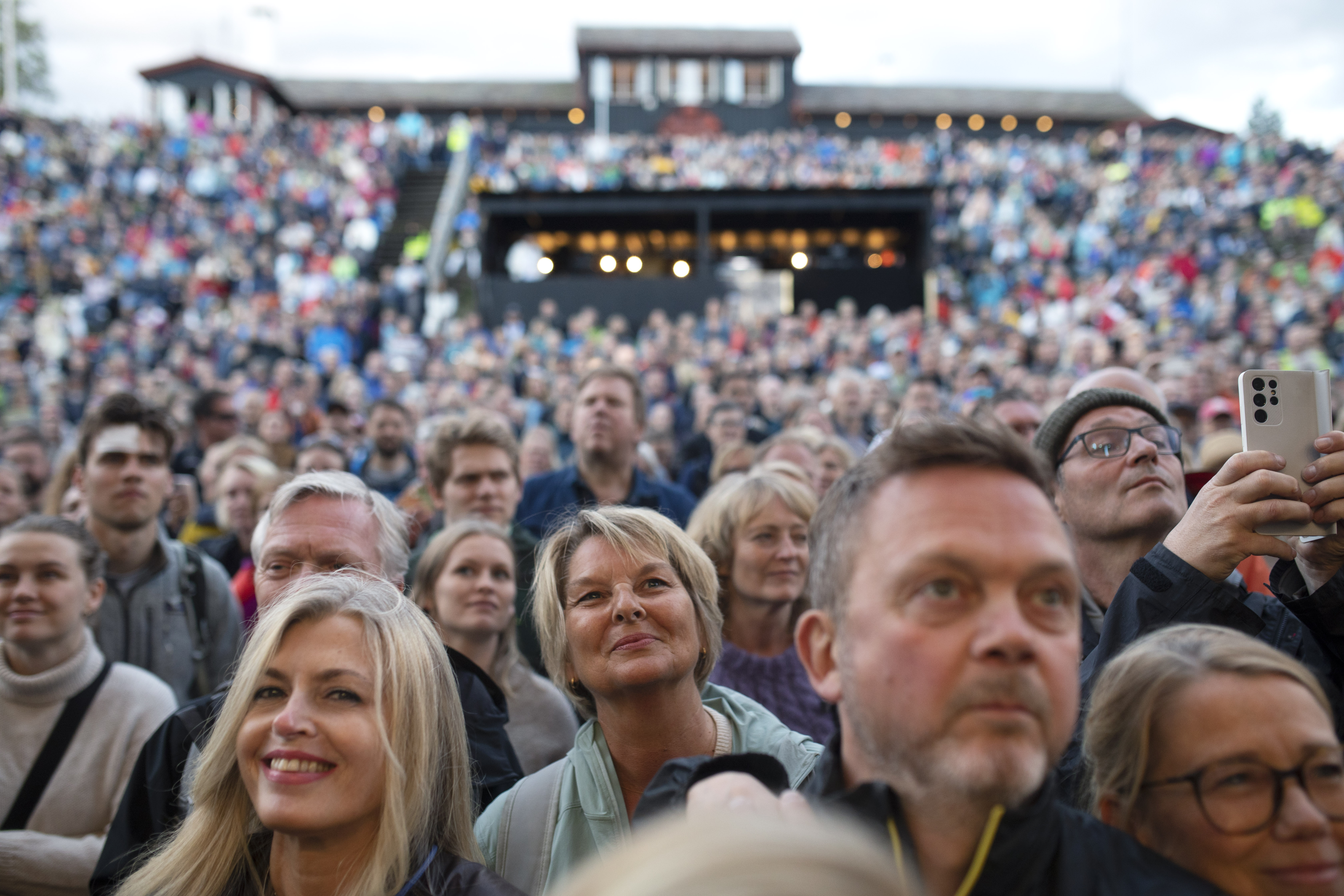 Bo Kaspers danser på scenen, og publikum danser litt de og. Litt