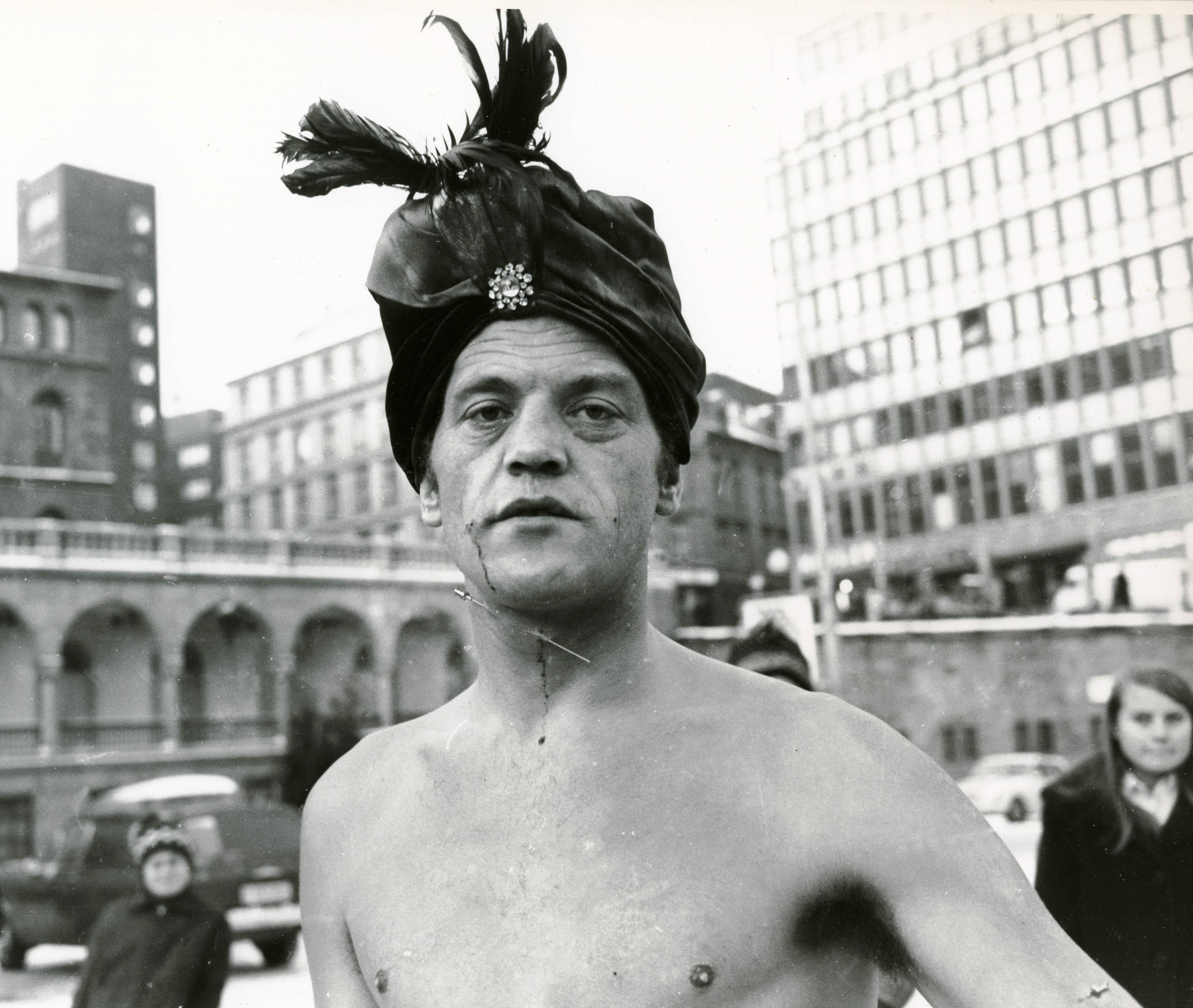 Oslo 06/02-1970.  Fakiren EL JUCAN (alias Einar Olsen) på Youngstorget. Flammesluker.
Foto: Aktuell /  SCANPIX