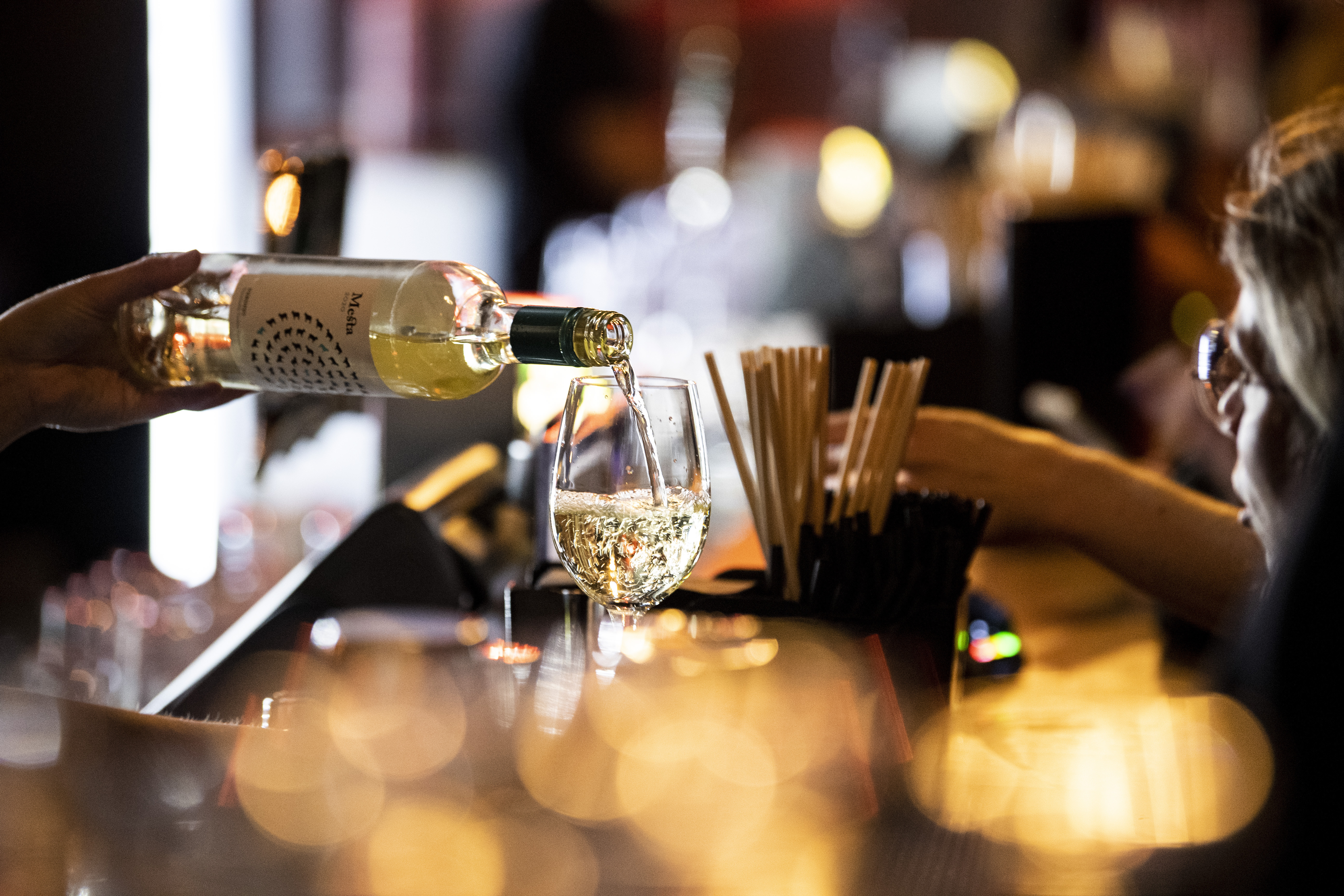 Vin og drinker serveres i baren på Debaser Strand i Stockholm i forbindelse med gjenåpning av Sverige etter pandemien tidligere i år.
Foto: Pontus Lundahl / TT NYHETSBYRÄN / NTB