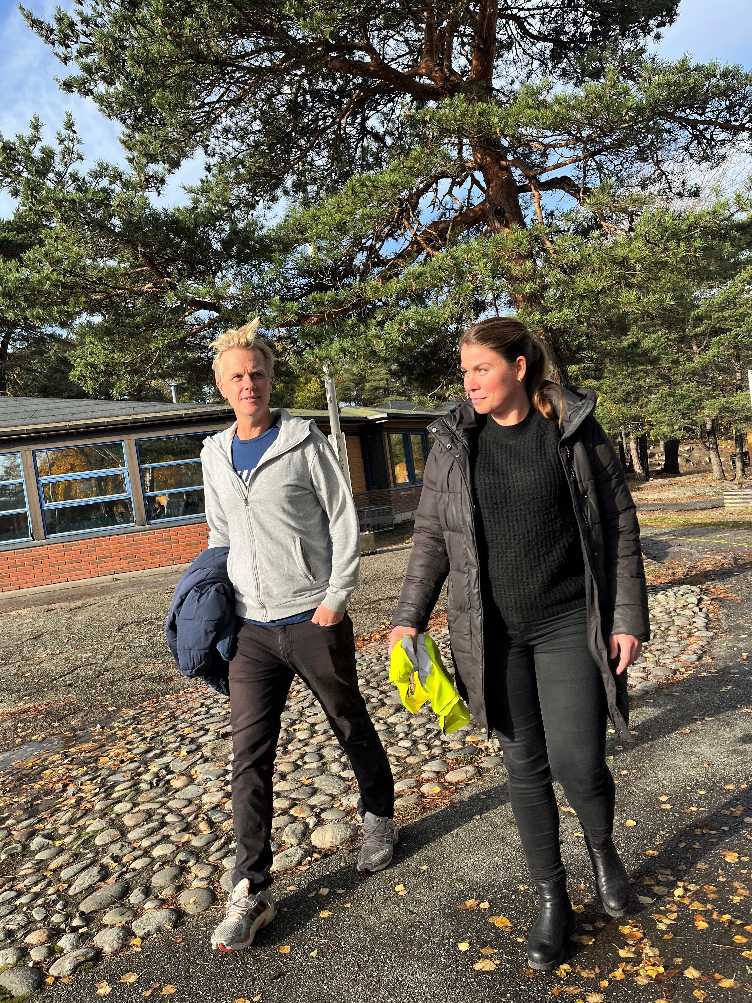 Skolen Andreas Larsen og Camilla Therese Ek jobber på, har store uteområder med variert terreng, og som ligger rett ved gode turmuligheter. De bruker gjerne nærområdene i undervisningstiden.