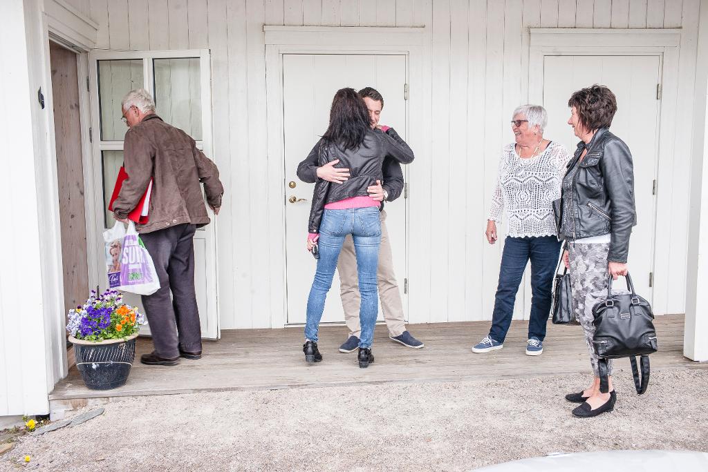 Linda Merete Lie får gratulasjonsklemmer på 40-årsdagen av sokneprest David André Tys, Liv Kari Knutsen og Marit Kristiansen. Nestformann Oddvar Glorvigen er på vei inn i kirkestua.