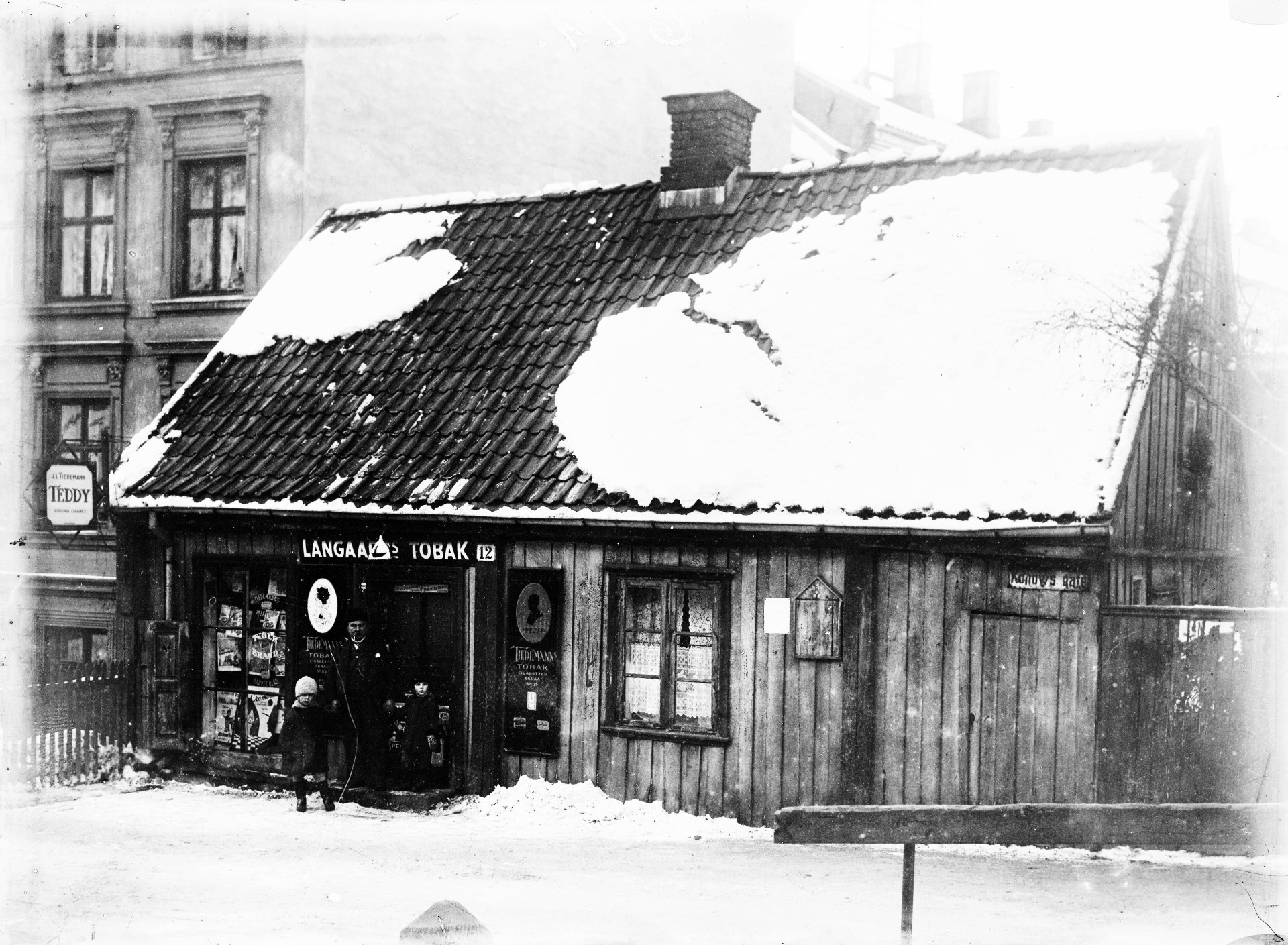 Tobakksforretningen i Ekebergveien 12 i Gamlebyen i 1915 lå på rett ved bygrensa fra 1878. Den pyramideformede toppen nede i bildet er en grensestein mellom Kristiania og Aker. 