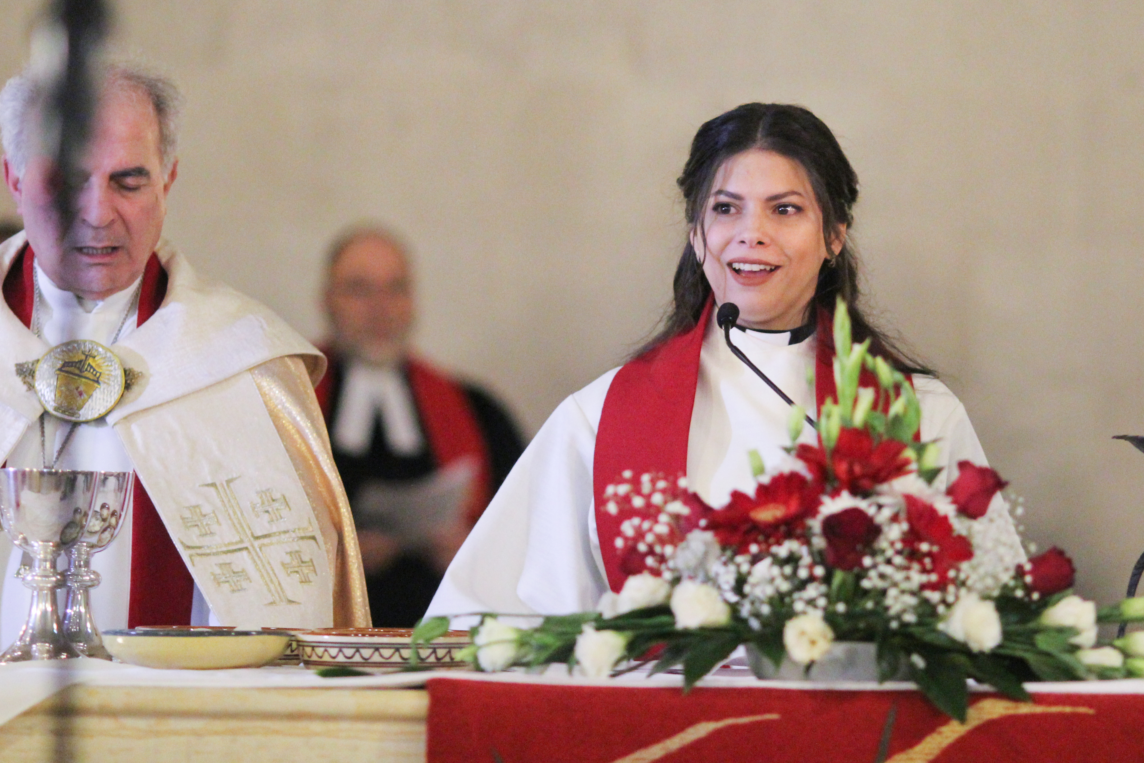 Det är hög stämning när Sally Azar som första palestinska kvinna vigs till präst i
den stora Frälsarens kyrka (Church of the Redeemer) i Jerusalem.