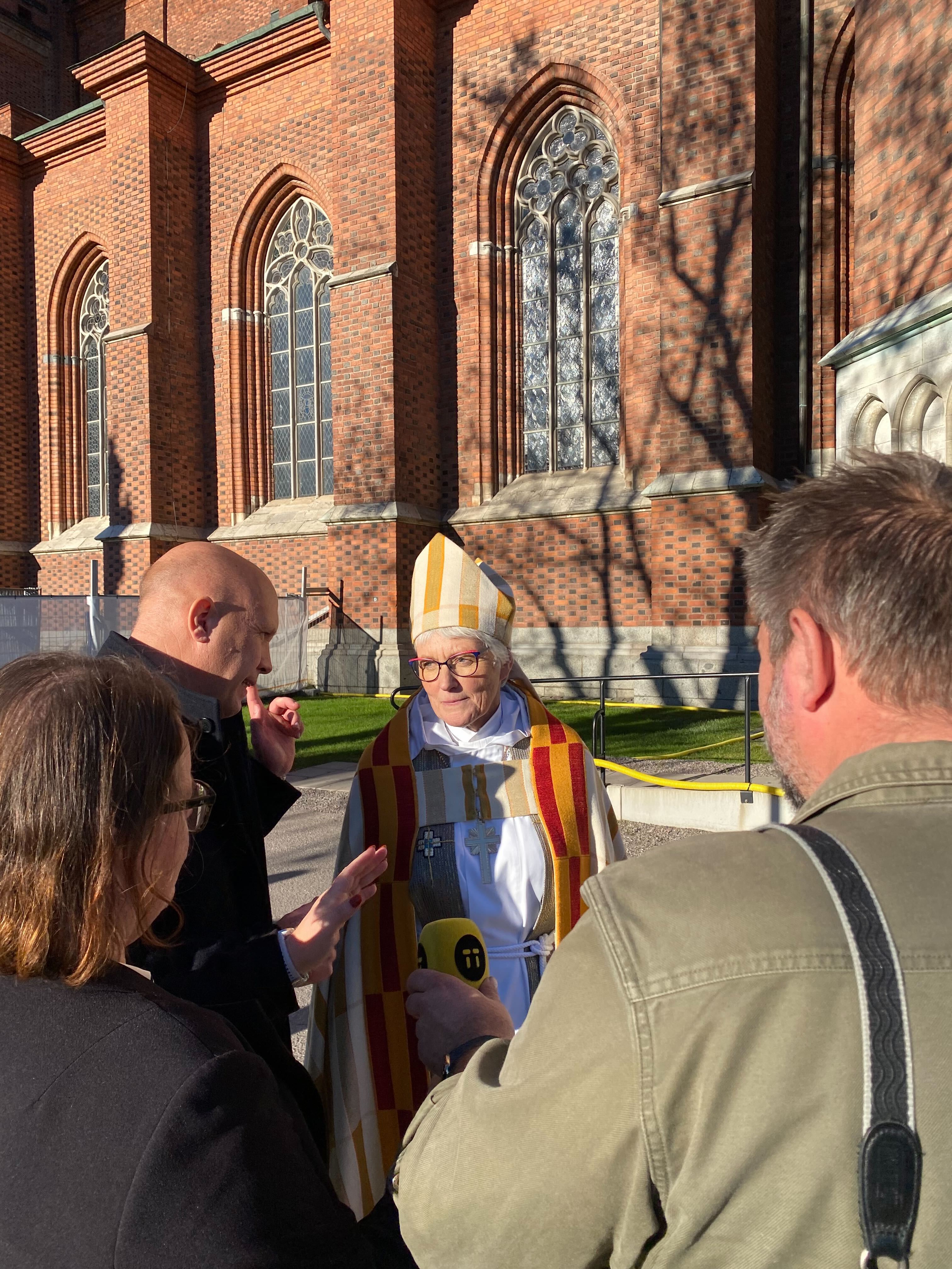 Antje Jackelén fick ge sina första intervjuer som ärkebiskop emerita utanför domkyrkan.