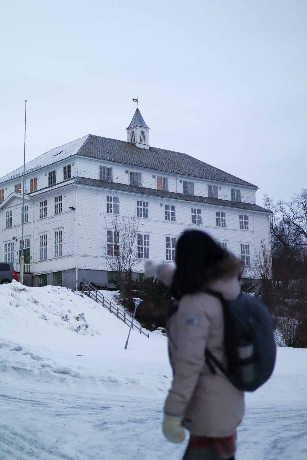 Dilani foran asylmottaket de bodde på.