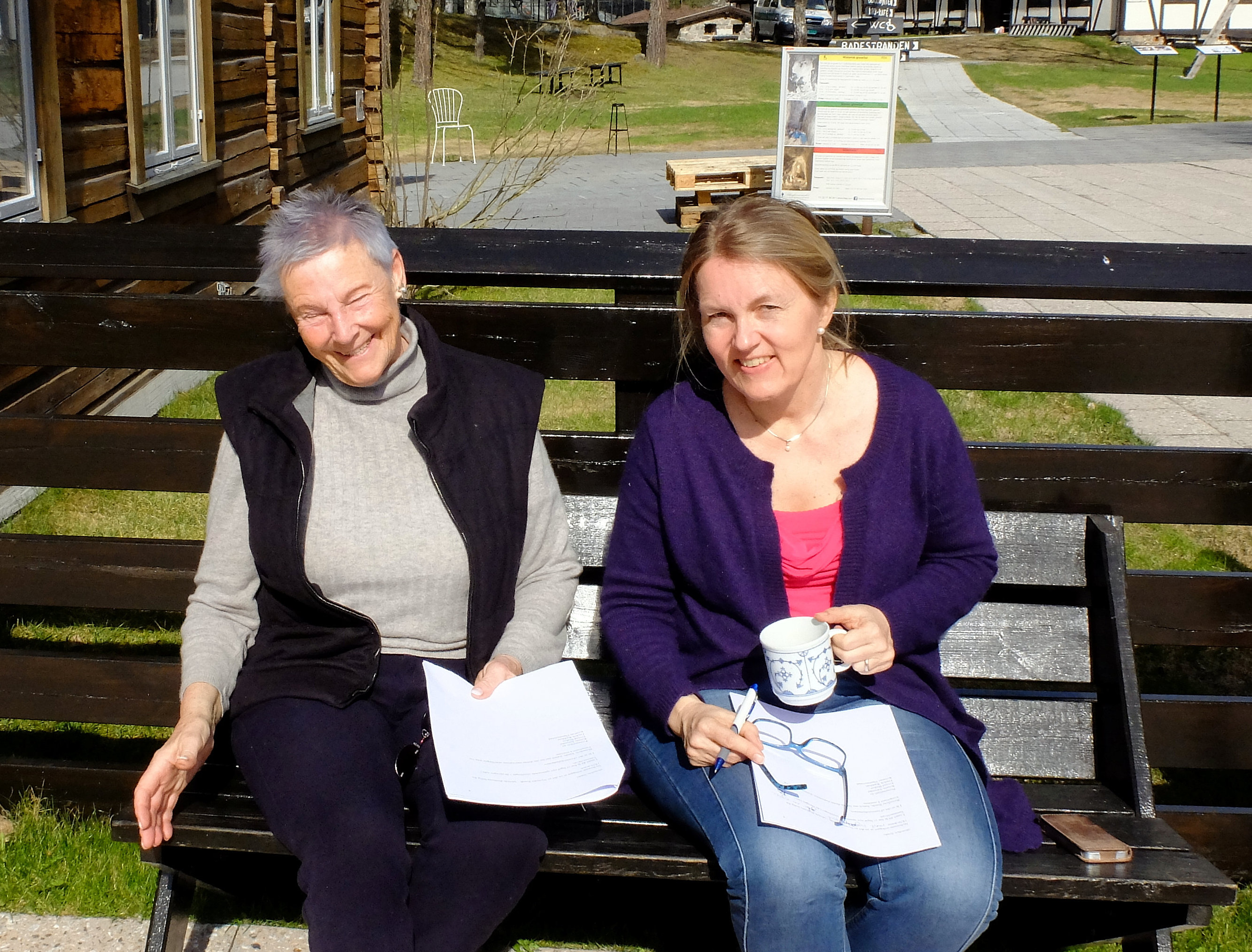 Nå har Tone Sinding Steinsvik gitt stafettpinnen videre. Her sammen med info- og markedssjef Helle Mikkelsen. FOTO: ELISABETH HELGELAND WOLD