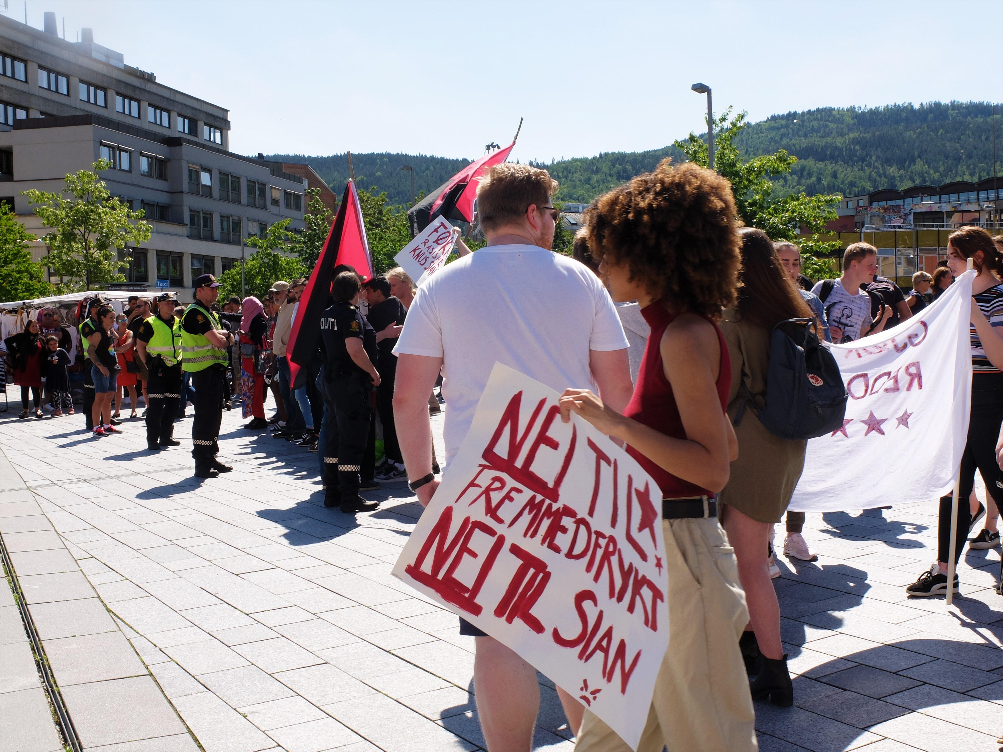 Oppbudet av motdemonstranter er stort og tiltar mens SIANs representanter taler på Strømsø torg 15. juni 2019. FOTO: KATRINE STRØM