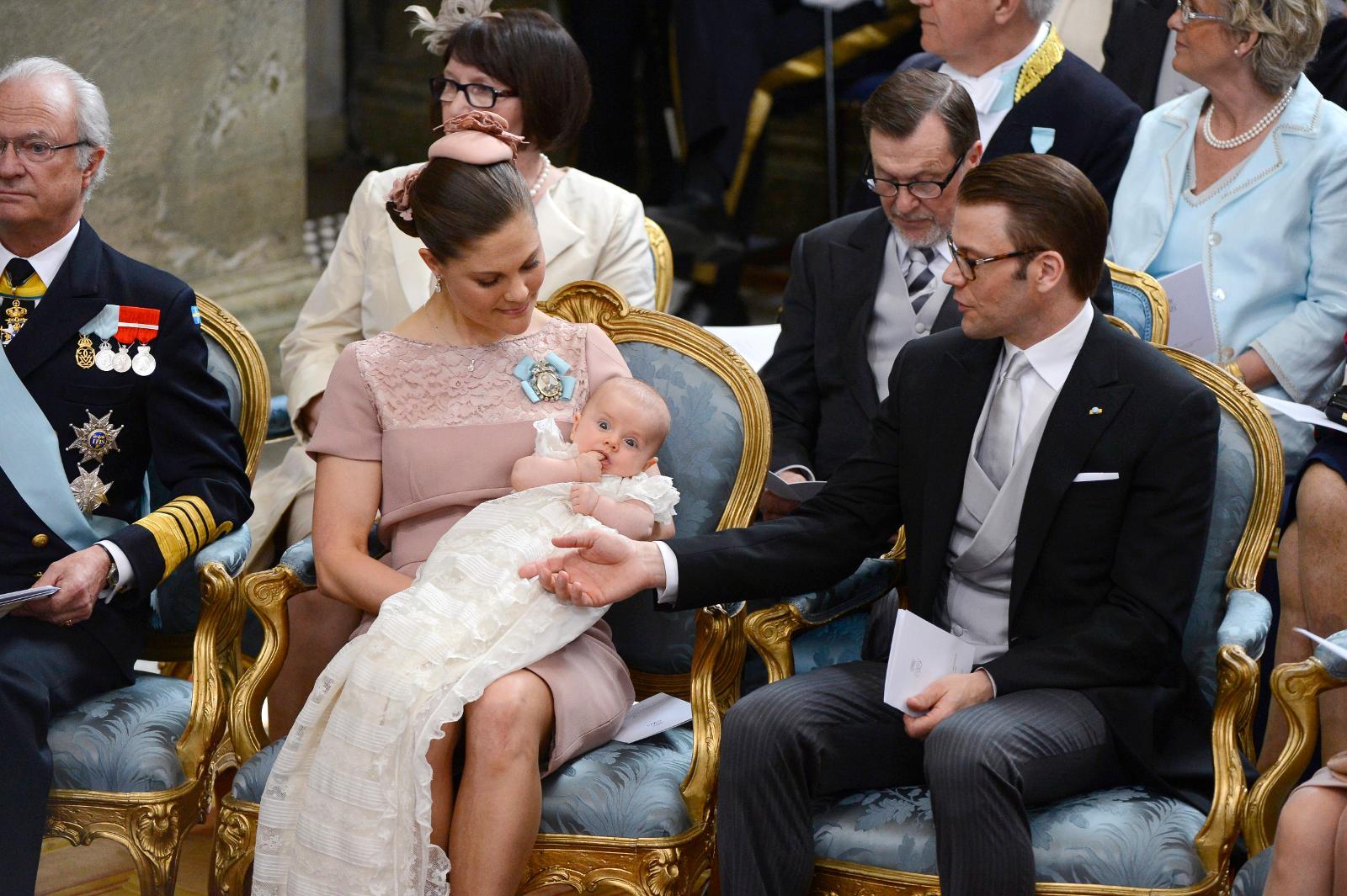 Prinsessan Estelle med mamma och pappa.