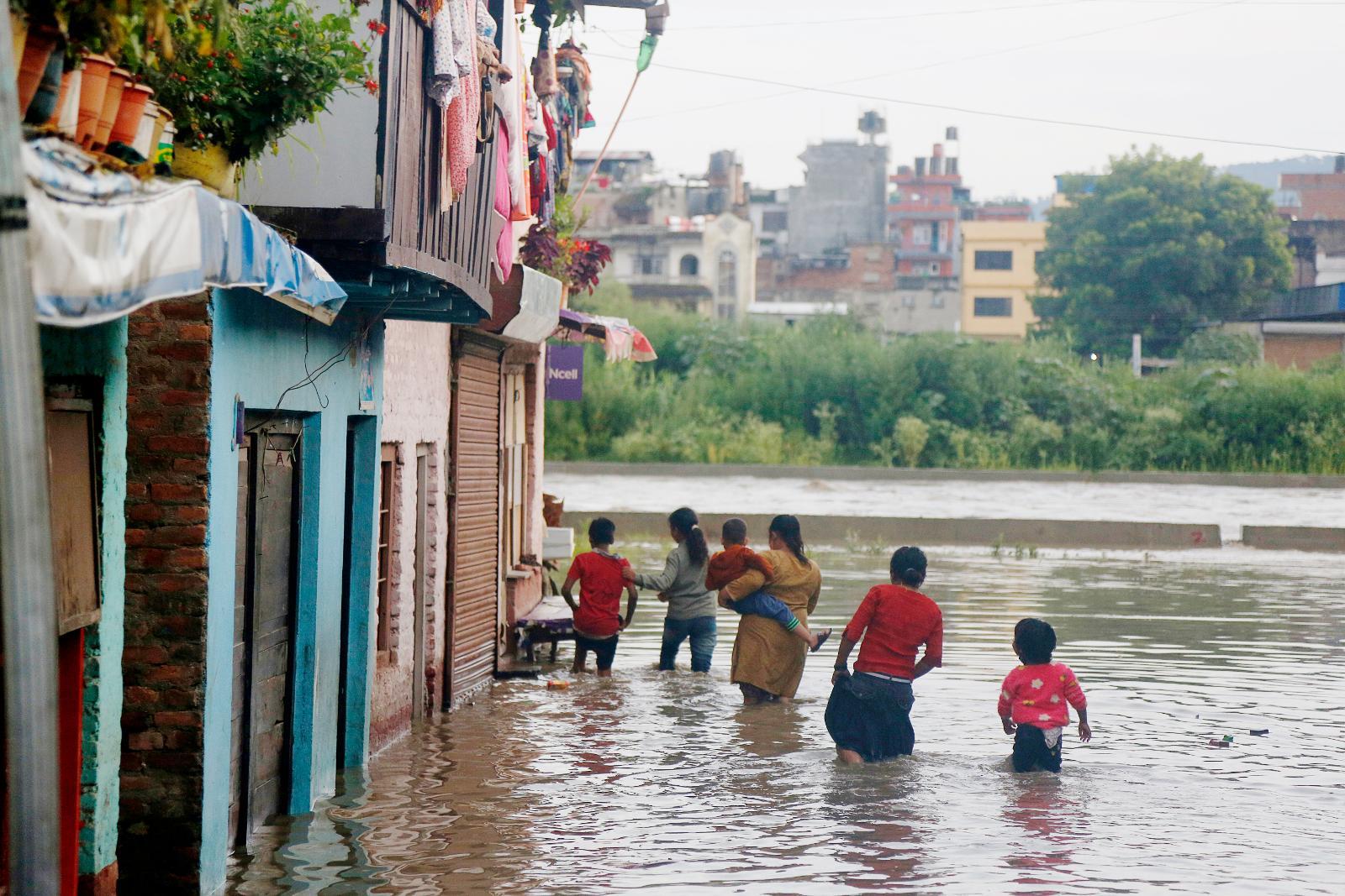 Nepal hårt drabbat av pandemi och översvämningar