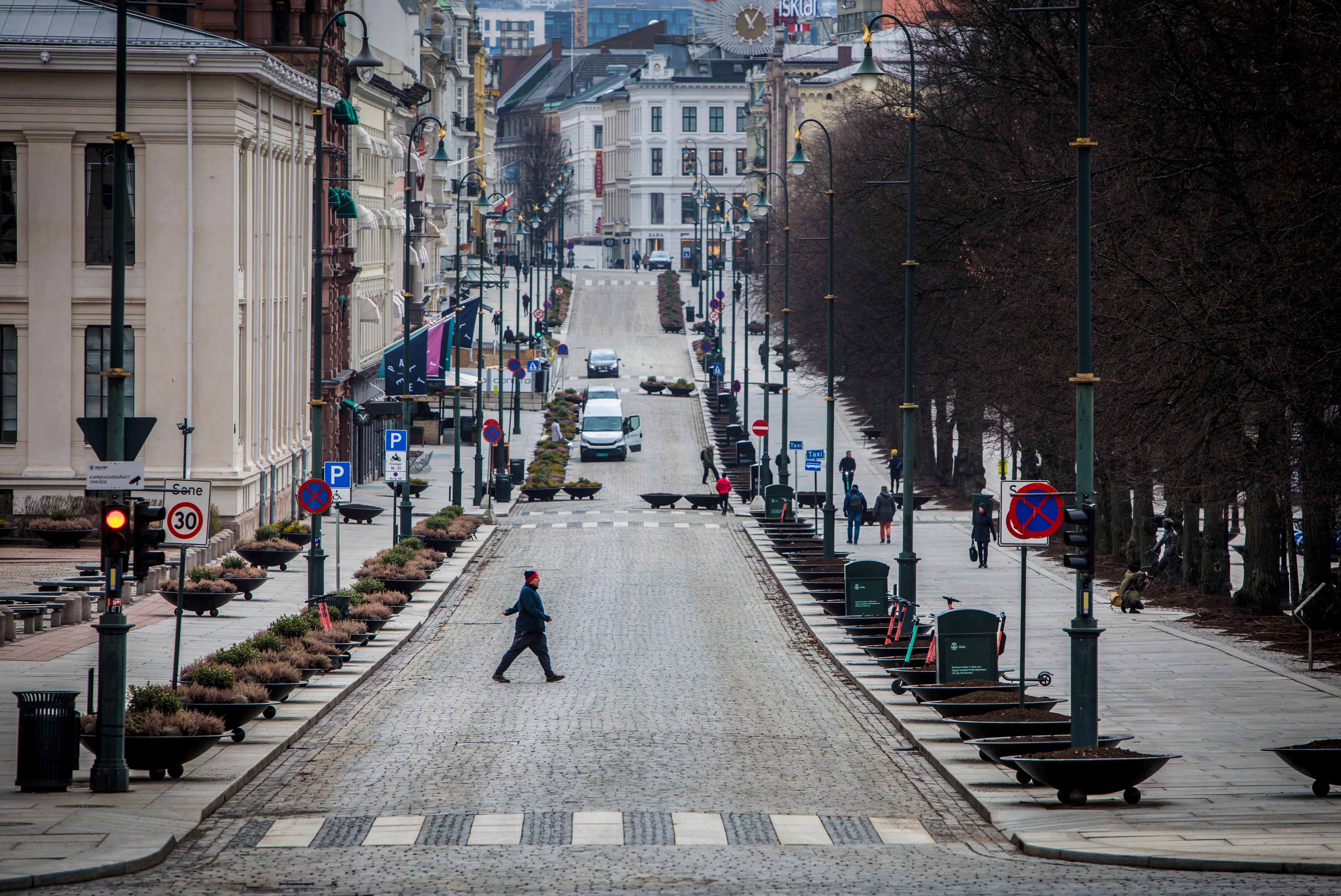 Oslo 20200324. 
Koronaviruset setter sitt preg på Norge. Tirsdag formiddag kl. 10.30 var det svært få mennesker ute i sentrum. Bildet tatt fra et nesten folketomt Karl Johan. Korona, Covid-19, folketomme gater, koronavirus.
Foto: Ole Berg-Rusten / NTB