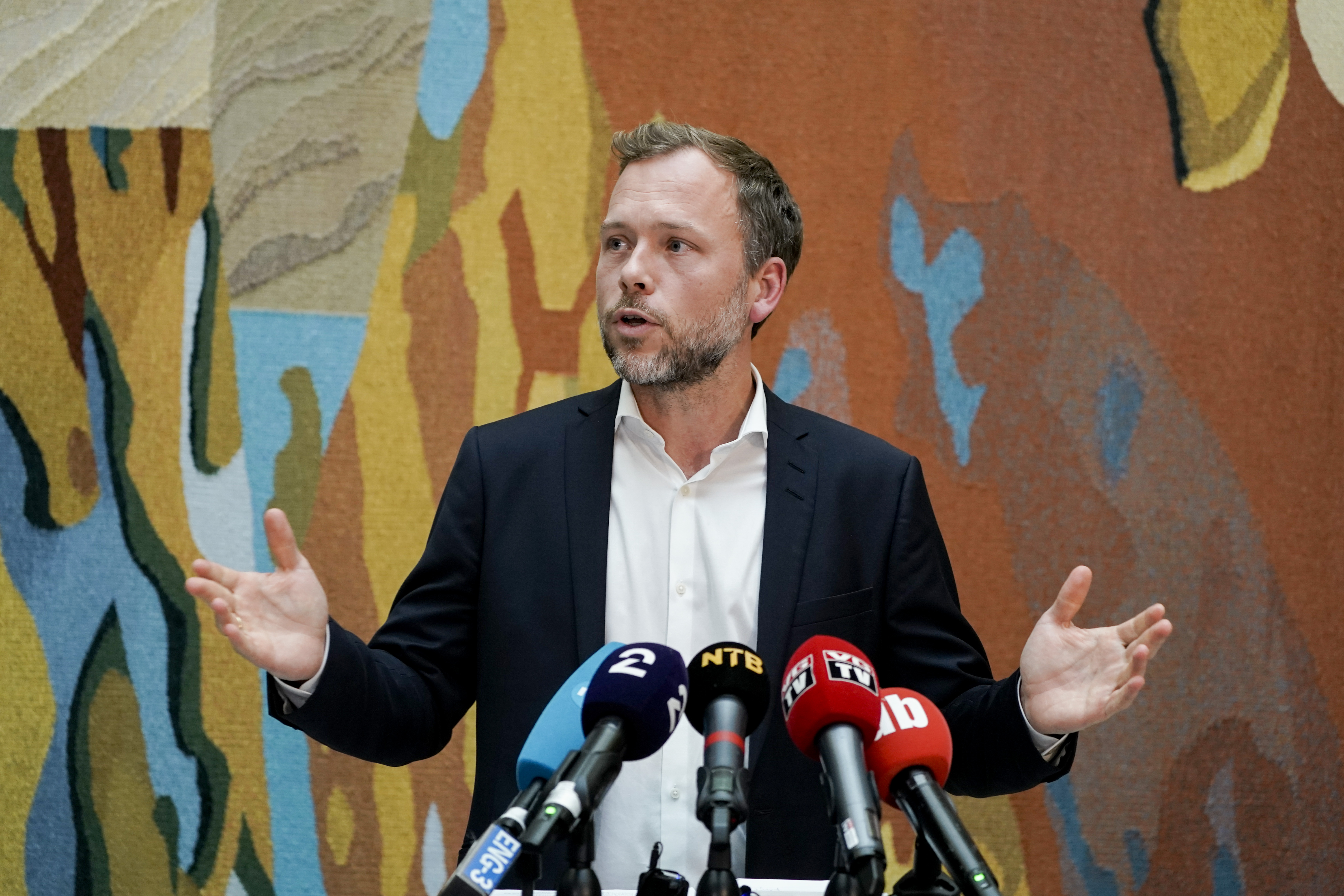 SV-leder Audun Lysbakken kommenterte regjeringsplattformen i vandrehallen i Stortinget onsdag. Foto: Terje Pedersen / NTB