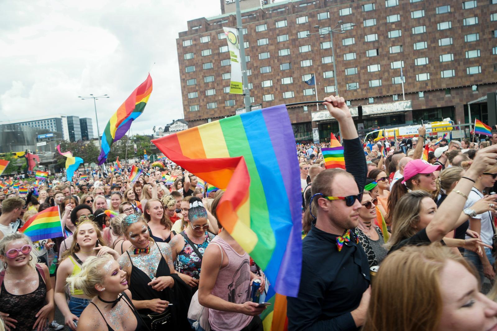 Många signaler. Att delta i Pridetåget signalerar så mycket mer än det Ebba Busch Thor motiverar sitt deltagande med, skriver debattören.