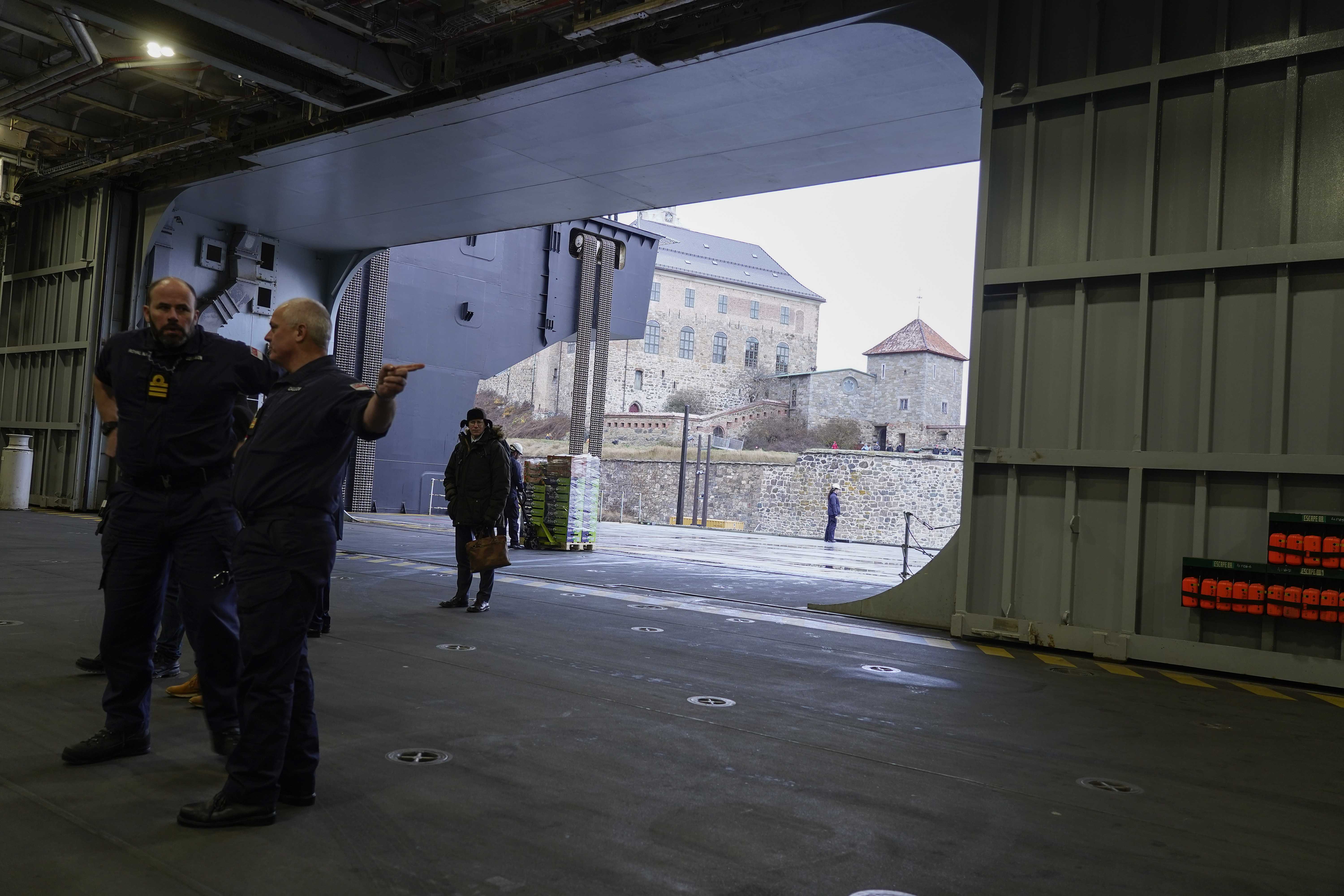 Forsyninger lastes om bord på hangarskipet. Foto: Terje Bendiksby / NTB