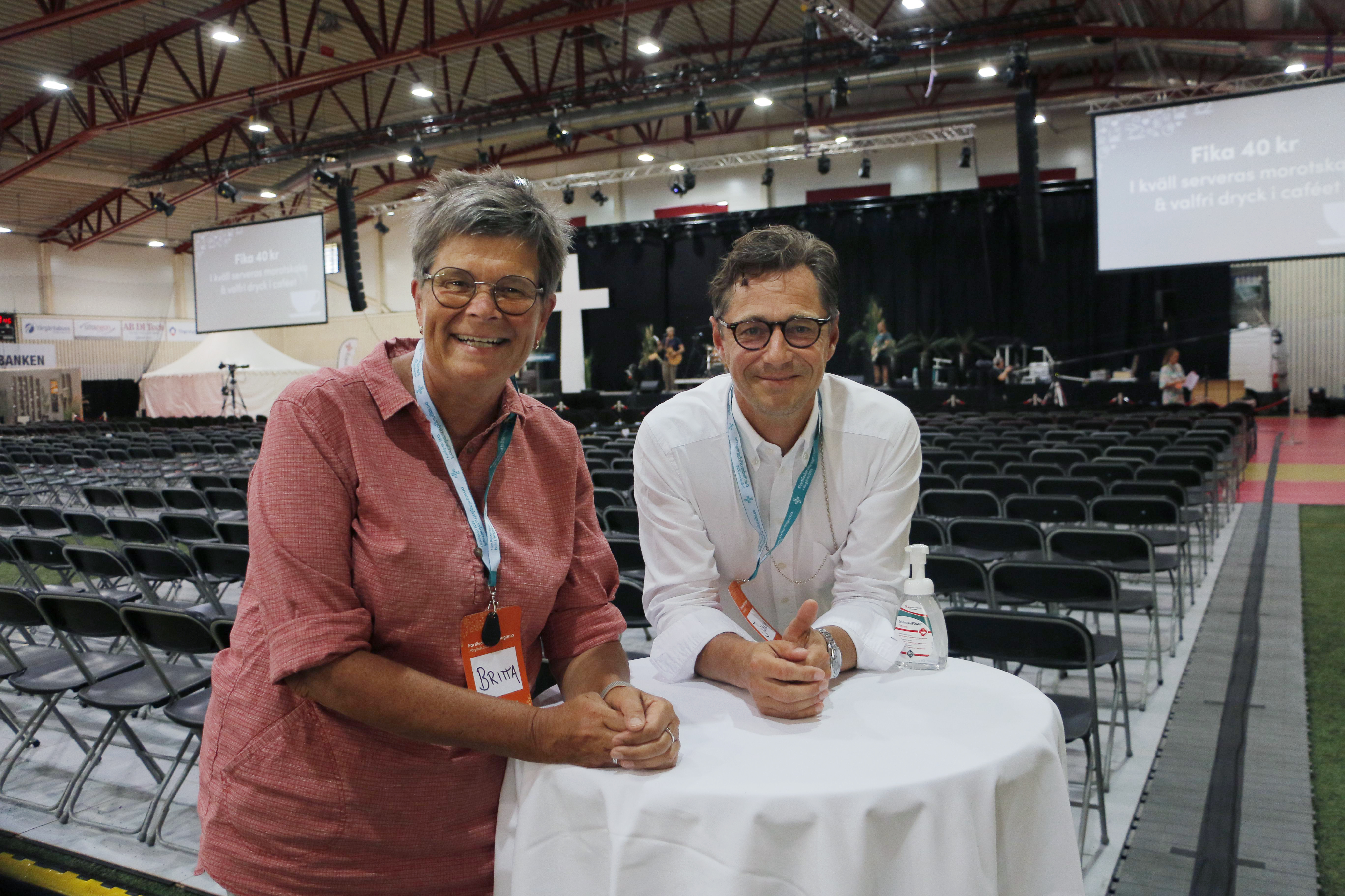 Britta Hermansson och Joakim Hagerius, utfrågare på Vårgårda möte.