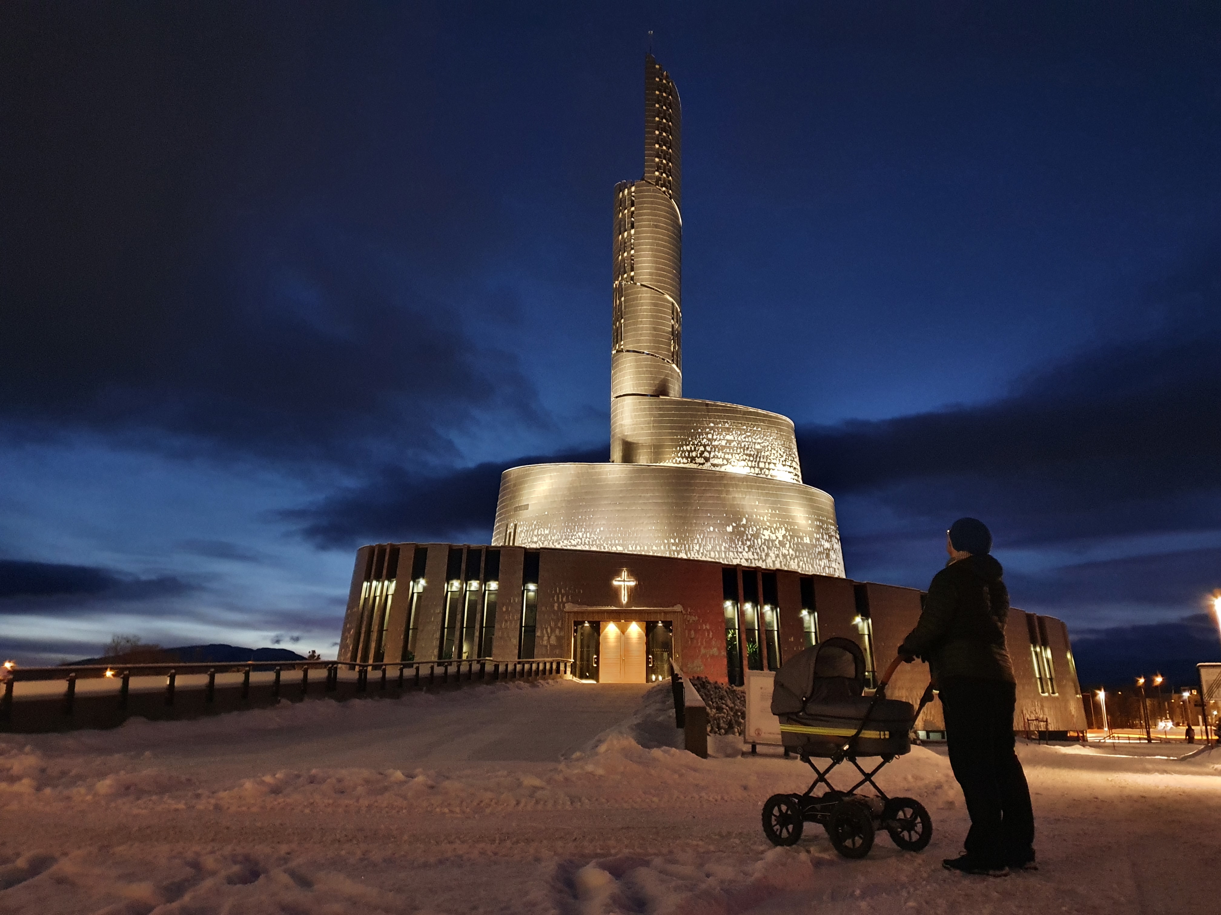 Kyrkobyggnaden: Nordlyskatedralen i Alta i Norge.