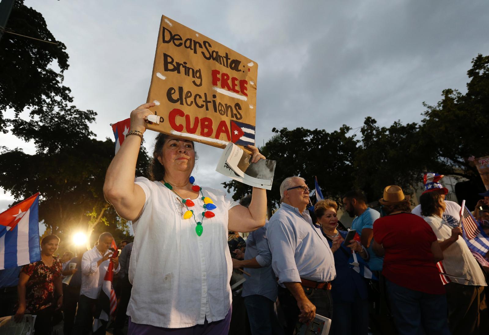Dröm. En kvinna i området Little Havana i Miami, där hundratals kubaner i exil samlades efter Fidel Castros död, håller upp en skylt: ”Snälla jultomten, ge oss fria val på Kuba”.