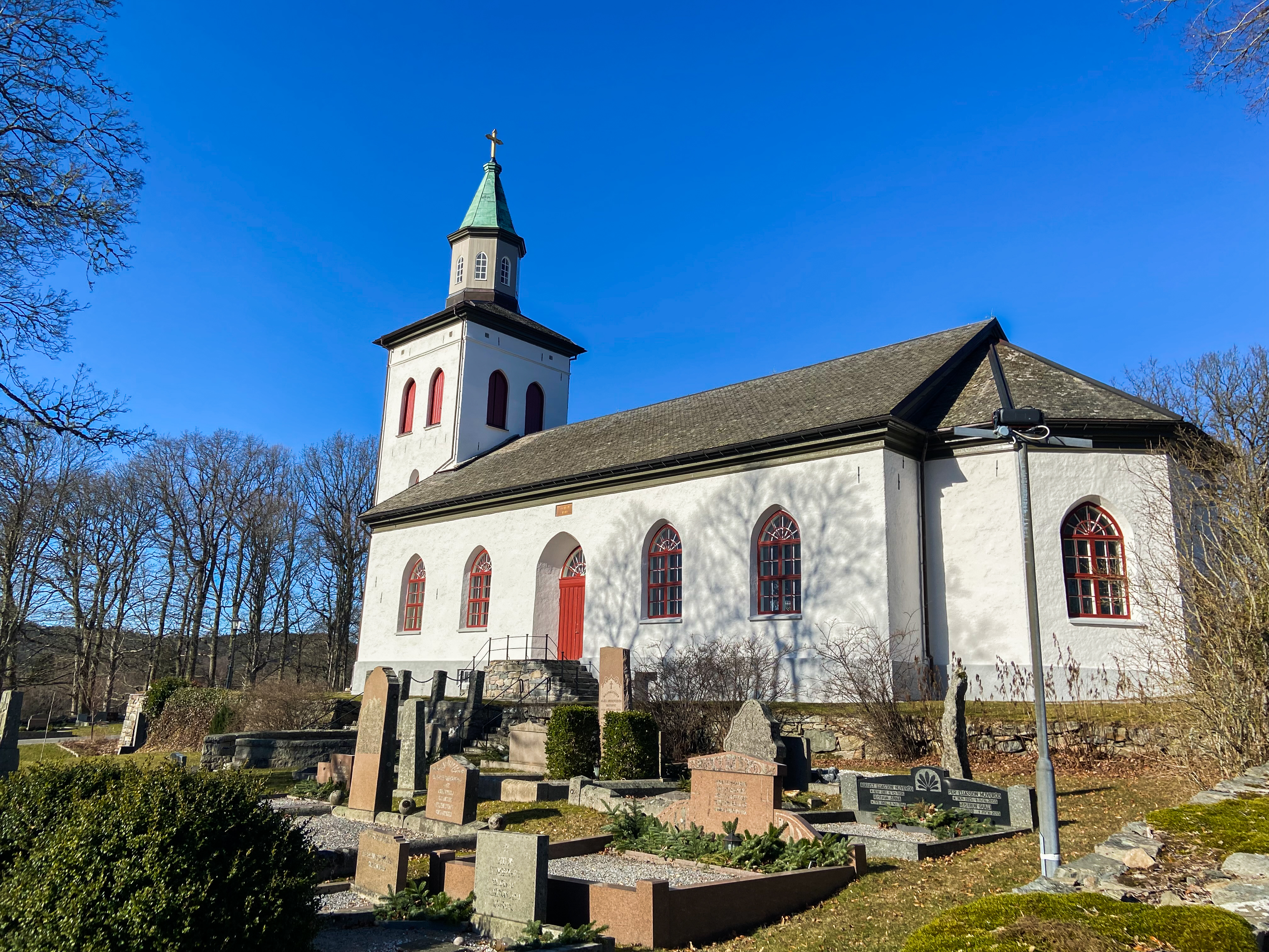 I slutet av januari 2023 dyker två stora hemmagjorda protestskyltar upp längs vägen vid bohuslänska Spekeröd och Ucklum. Budskapet är detsamma: PRÄSTEN SKA AVGÅ! DÅLIGT LEDARSKAP! Detta blir början på slutet för kyrkoherden Fredrik Sidenvall. Dagens Malina Abrahamsson åker till bygden för att ta reda på vad konflikten egentligen handlar om.