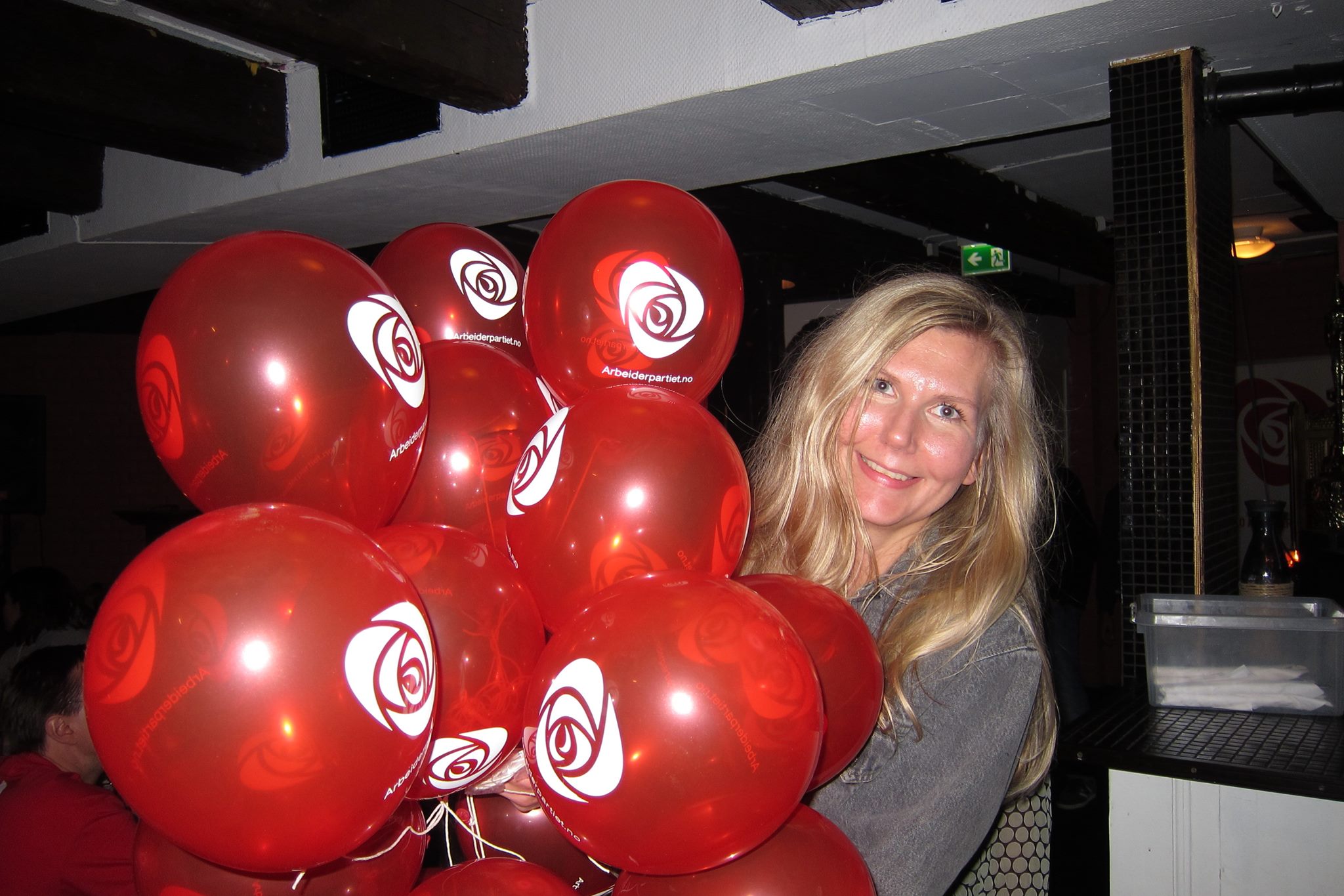 Marianne Marthinsen som ung stortingsrepresentant i valgkampen.