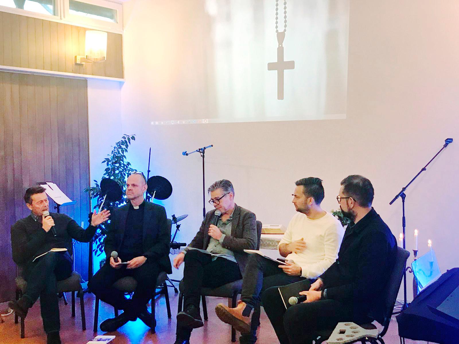 Panelsamtal lett av Tomas Brunegård till vänster, sen Henrik Törnqvist från Svenska Kyrkan, Peter Esaiasson, Lars Svensson från Smyrna Gårdsten och Magnus Bramer från Rosa Huset.