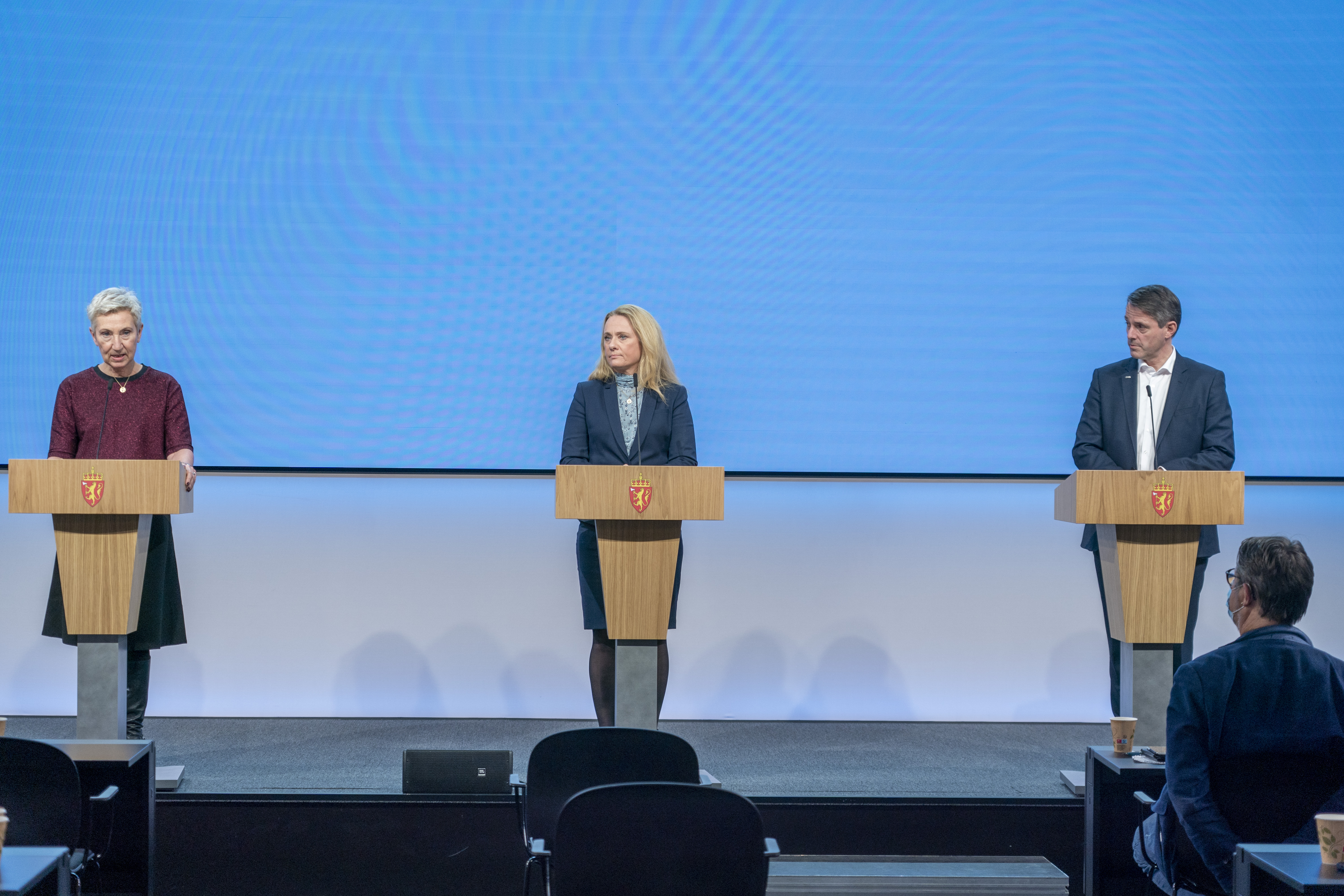 Virke-direktør Ivar Horneland Kristensen sammen med LO-leder Peggy Hessen Følsvik (til venstre) og viseadministrerende direktør Anniken Haugli i NHO på en pressekonferanse om lønnsstøtteordningen. Når regjeringen holder pressekonferanse tirsdag, forventer Kristensen full gjenåpning av samfunnet. Foto: Terje Pedersen / NTB