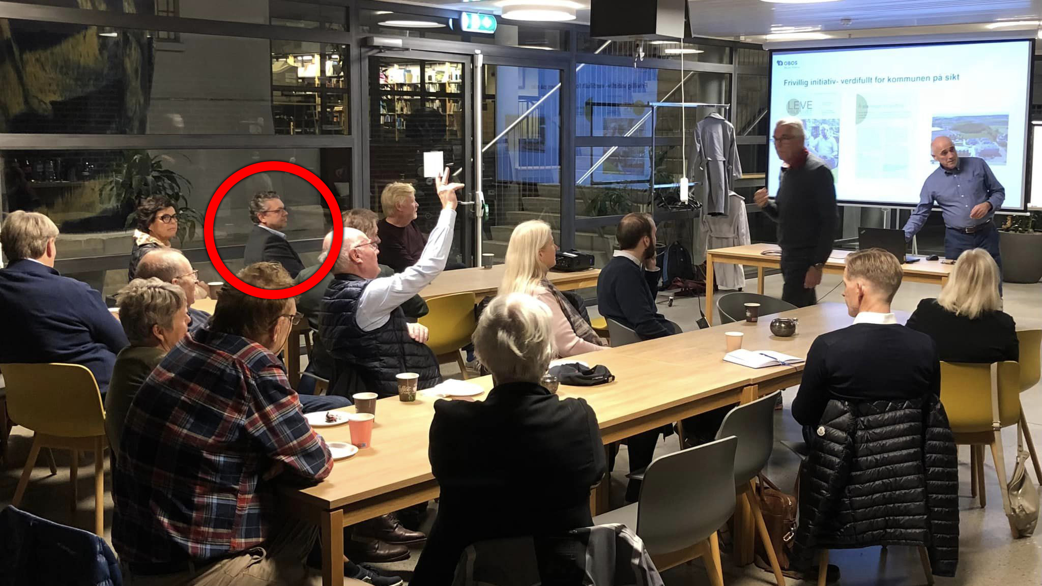 Her er Ulf Leirstein (innringet) fotografert under et medlemsmøte i Moss Høyre fra oktober 2022. Til venstre for ham sitter Anne Bramo, tidligere varaordfører og statssekretær fra Frp, som også har meldt overgang til Høyre.