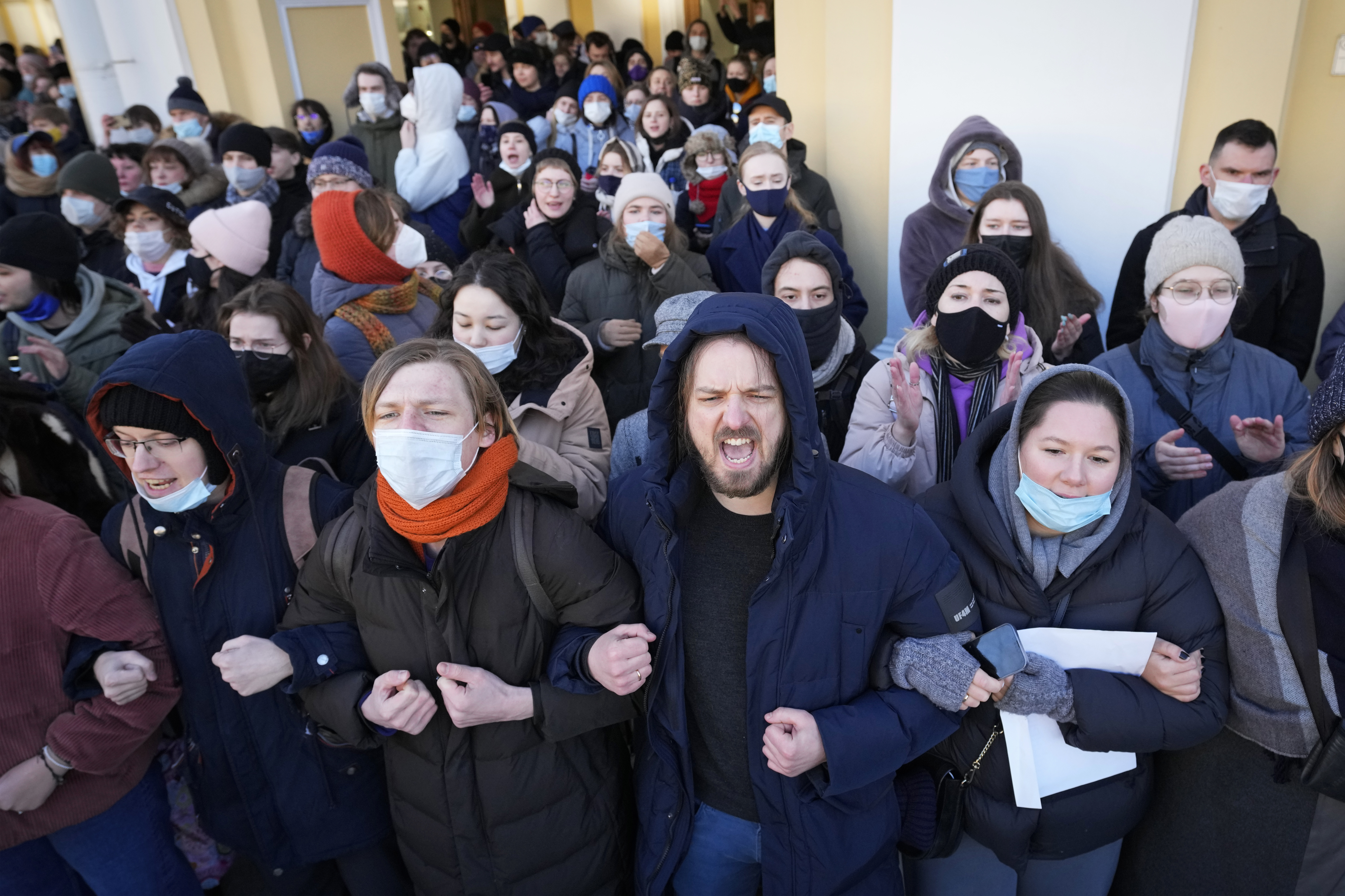 Flere steder i Russland er det holdt demonstrasjoner mot invasjonen av Ukraina, som her i St. Petersburg søndag.