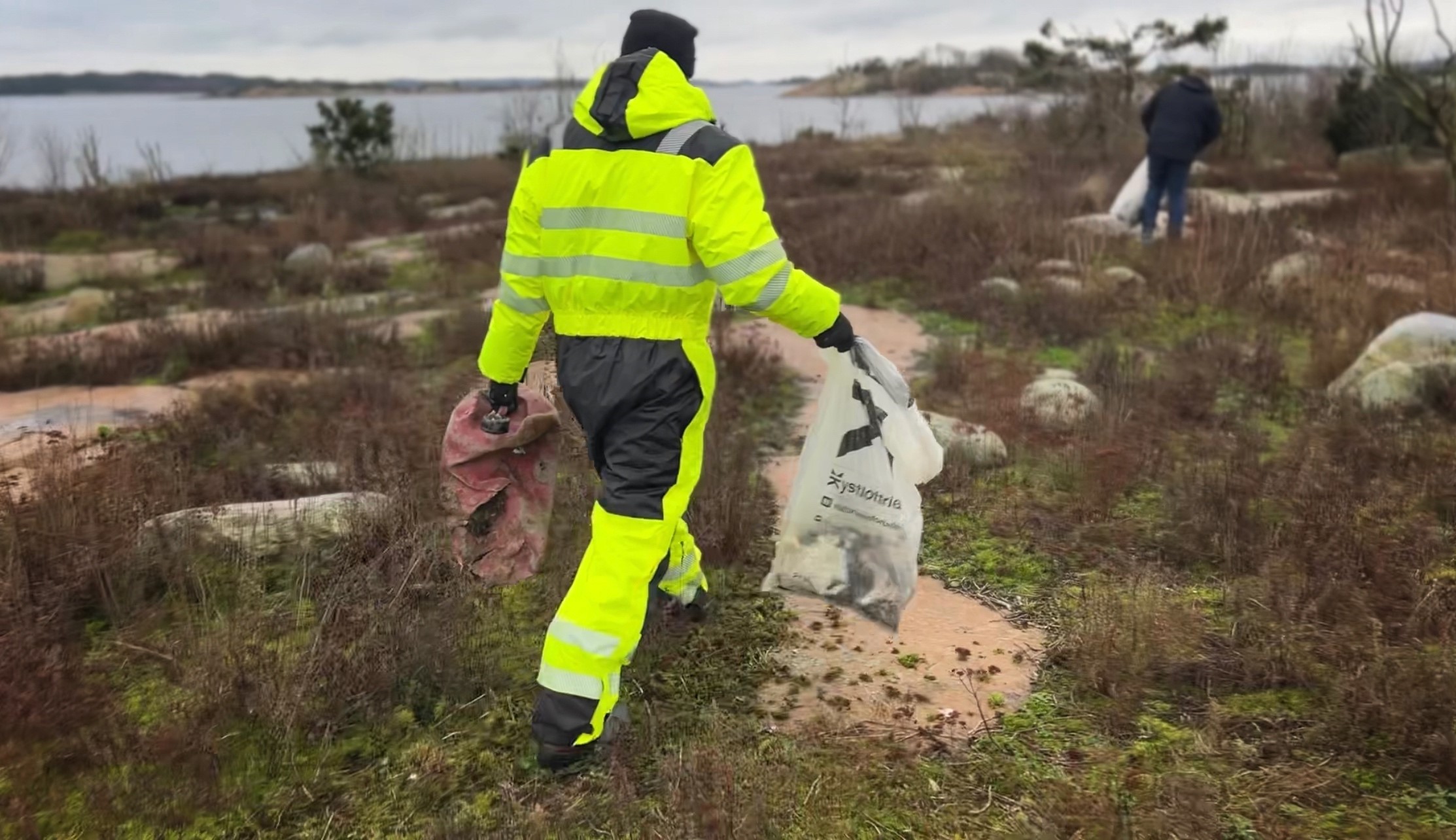 Deltakerne er ikke sjokkerte over de store mengdene plast de finner i naturreservatet, men det er kun fordi de ser det så ofte.