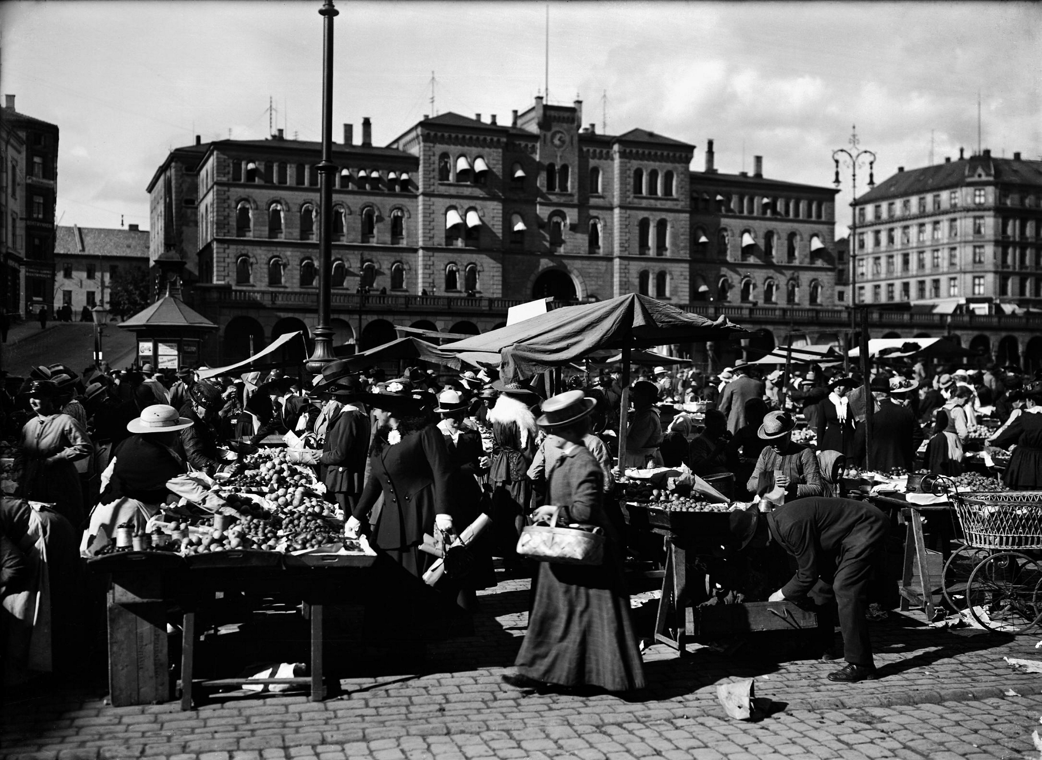 BUGNENDE TORG CIRKA 1906: Om høsten kom det ifølge Haakon B. Nielson bønder helt fra Vestlandet til Nytorget med potetlass og kasser med fåreskrotter. I rekke og rad sto også småhandlerne med «nylagte egg, smør, rakefisk, oster og fugl.» 