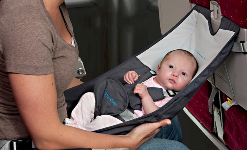 FlyeBaby er en liten «hengekøye» som kan brukes i flyet eller som sitteanretning for større babyer på voksenstoler. Fra 0–18 md. (Pris: 799 kr, utleiepris fra 289 kr, barnombord.no)