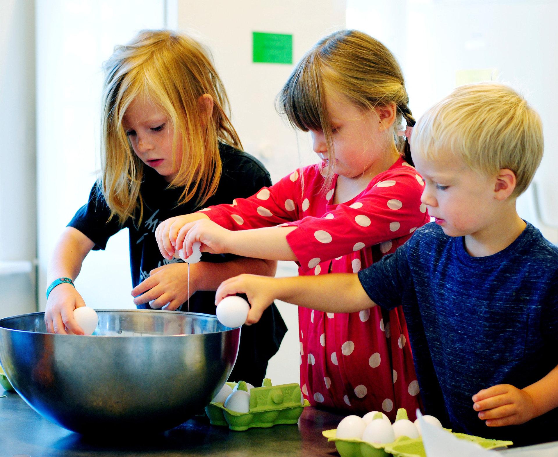 Jo flere kokker: Frej, Viktoria og Lars har kjøkkentjeneste i Heftyes barnehage. Barnehagen er med i prosjektet «Friske og raske barnehager», med fokus på sunn mat.
