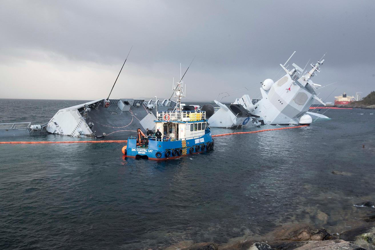 Bildet viser den havarerte fregatten Helge Ingstad.