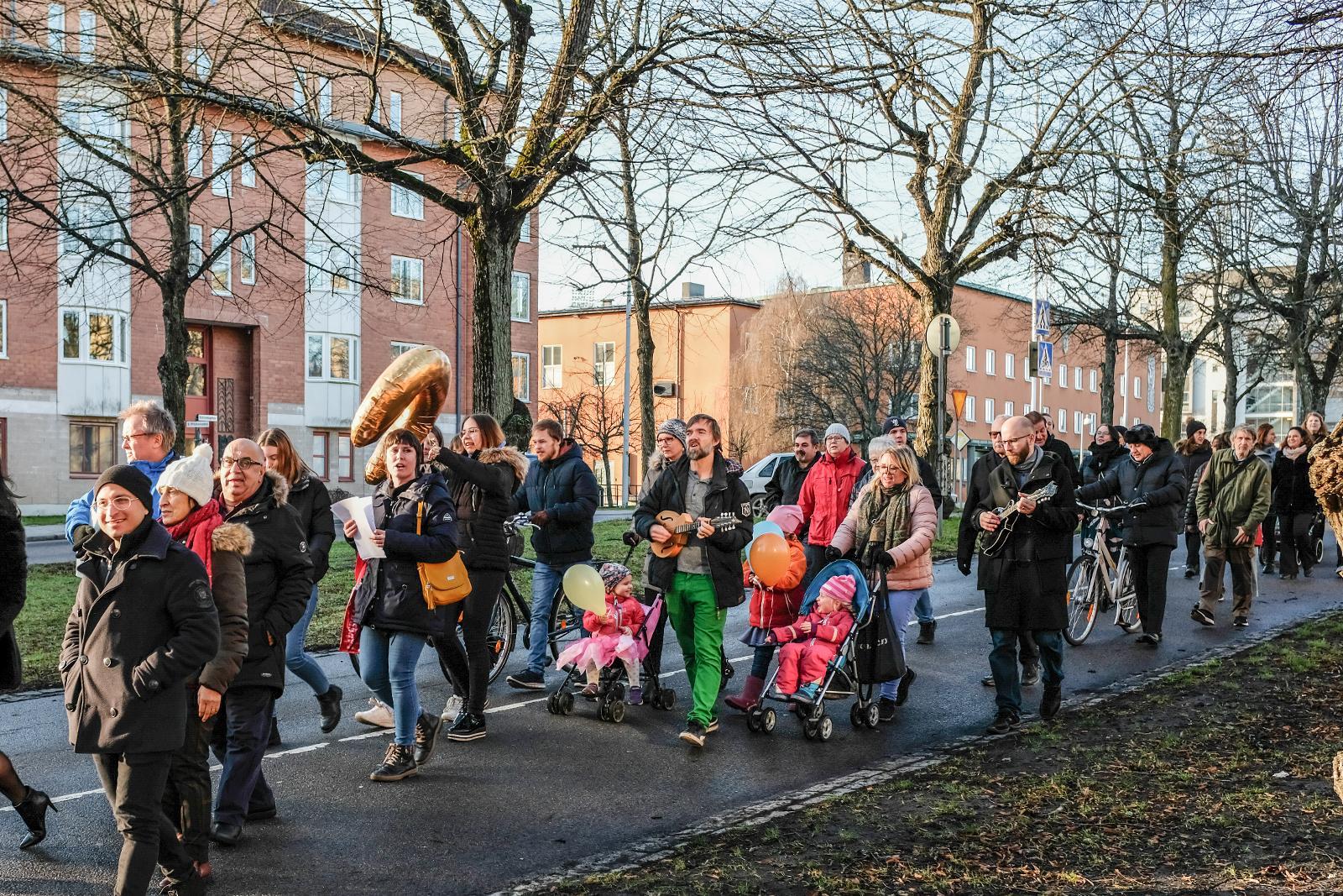 Med ballonger, sång och mandolinspel tågade Korskyrkans i Norrköping mötesbesökare efter gudstjänsten i söndags gemensamt från sin kyrka till Immanuelskyrkan där församlingen får sitt nya hem. Immanuelskyrkan i Norrköping är byggd 1956. Kyrkan, som kan räknas som ett ”landmärke” i staden, ligger på Södra Promenaden.