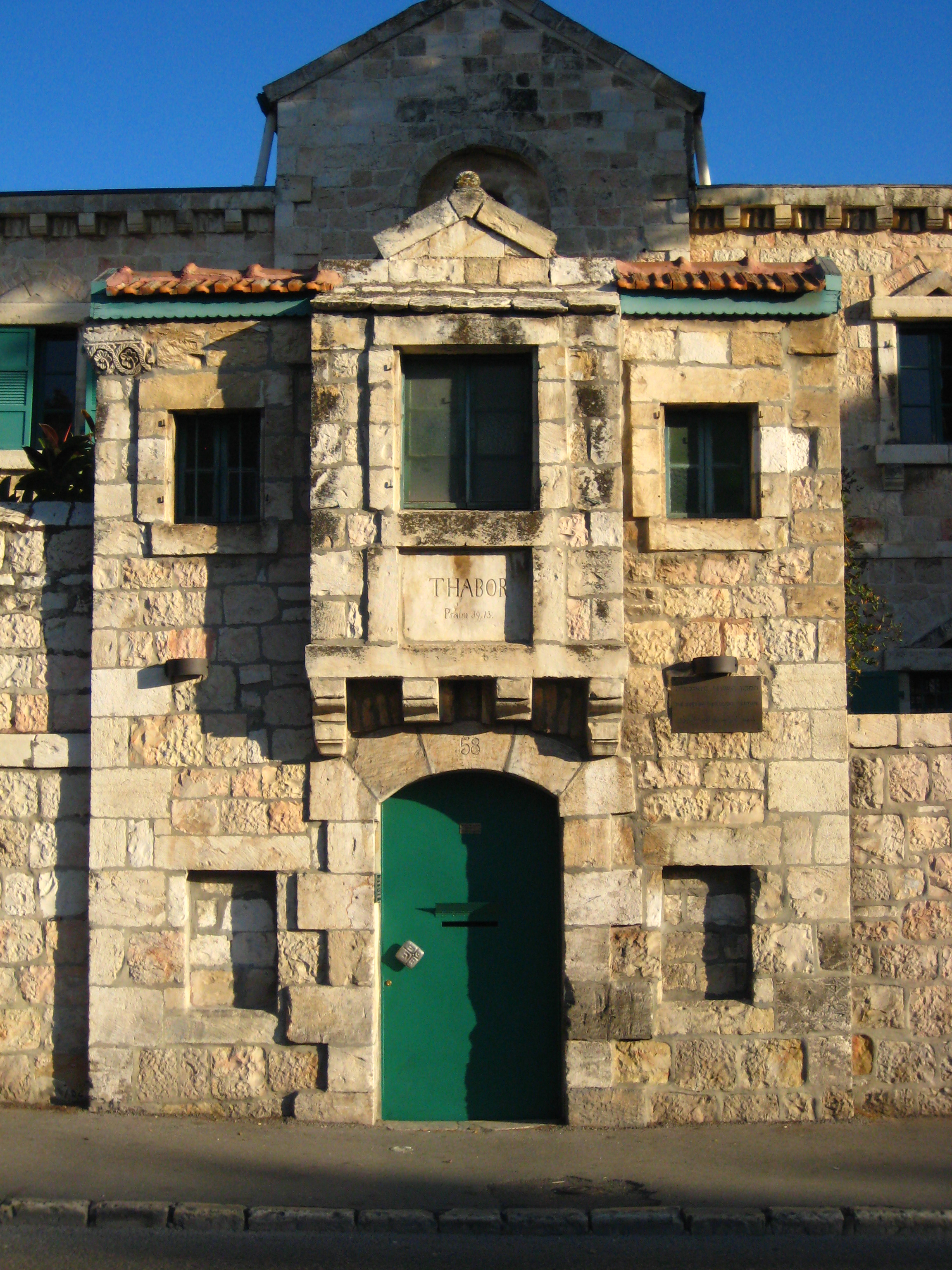 Porten till Svenska teologiska institutet, STI, i Jerusalem.