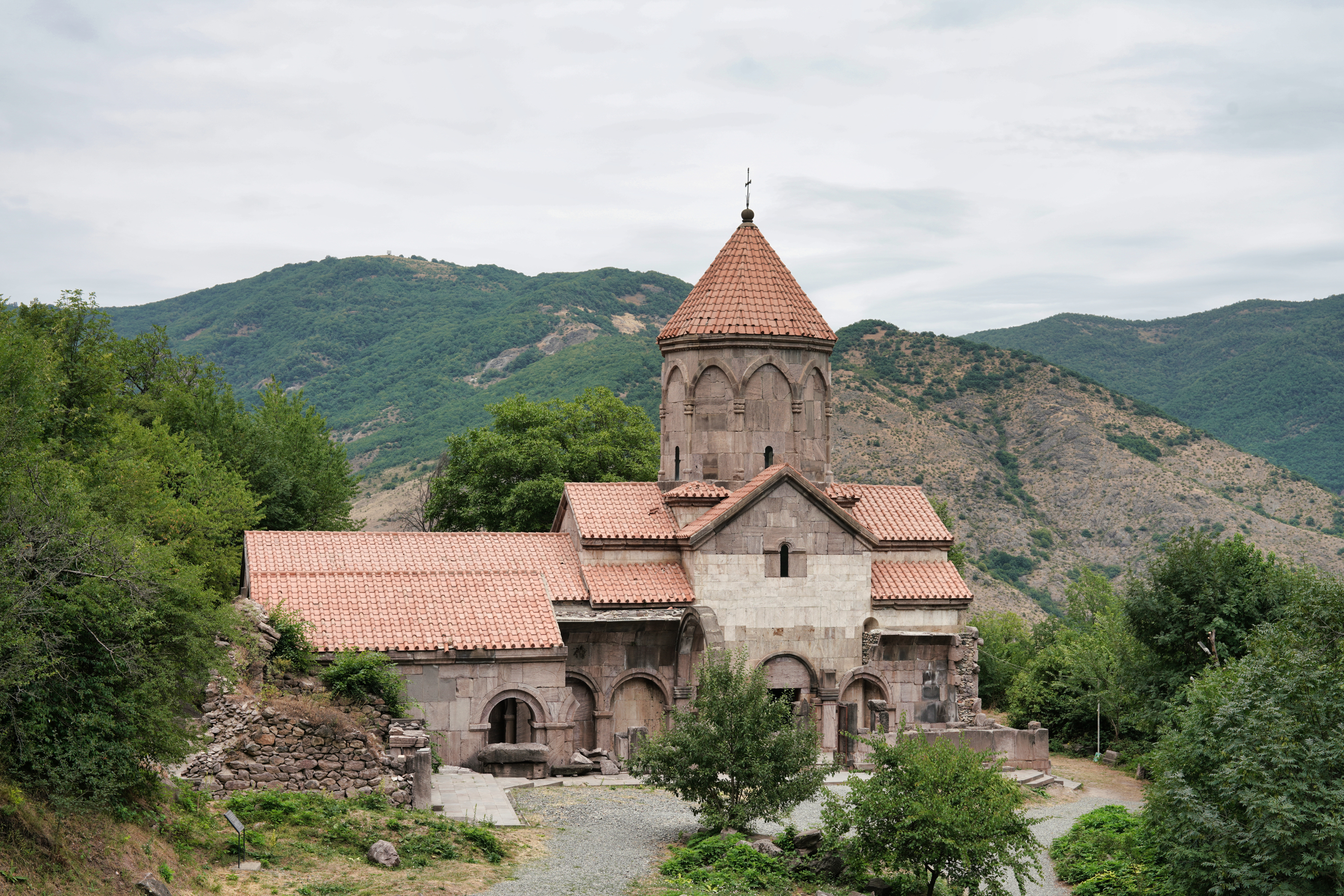 I Ukrainas skugga fortsätter kriget i Nagorno-Karabach.
Nästan två år efter att ett avtal om eldupphör tecknades mellan Armenien och Azerbajdzjan fortsätter ändå striderna. Tidningen Dagen är på plats i de armeniska bergen där tillvaron vänts upp och ner för lokalbefolkningen.