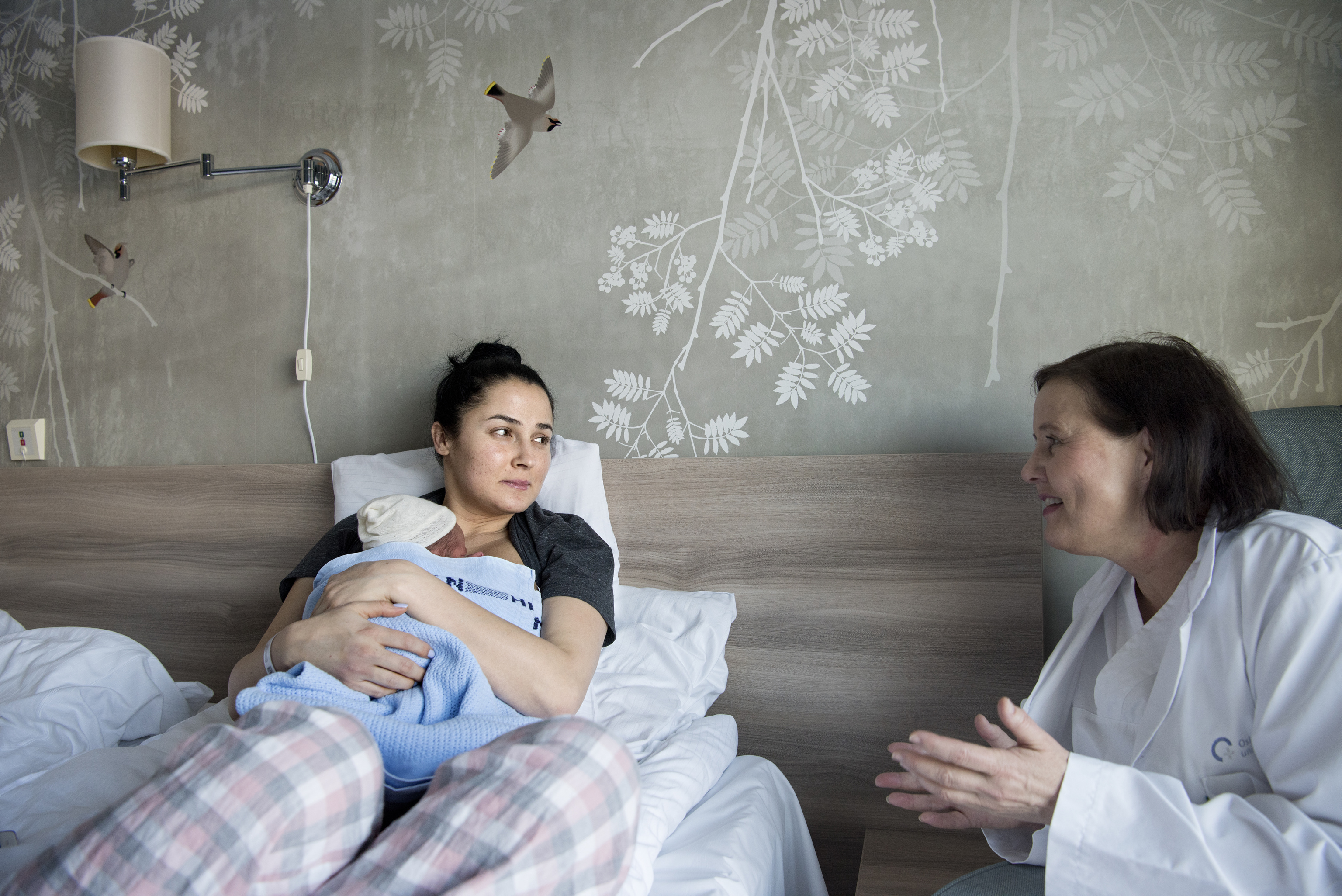 Lena Bitar med sin nyfødte sønn Ian Hashim på barselhotellet på Ullevål sykehus, sammen med lege Kristin Brække ved Barnemedisinsk avdeling.