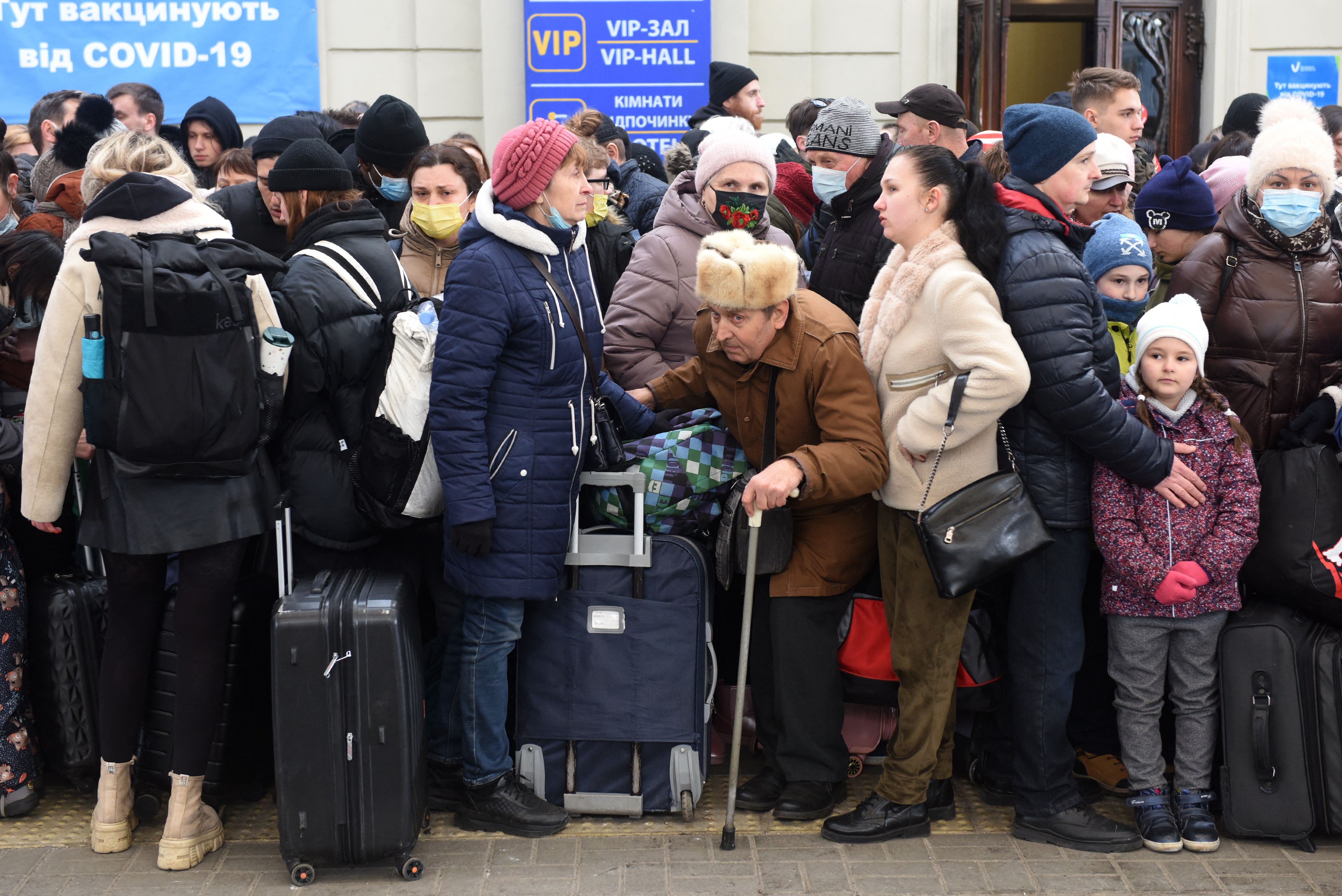 Folk i byen Lviv venter på et tog til Polen.