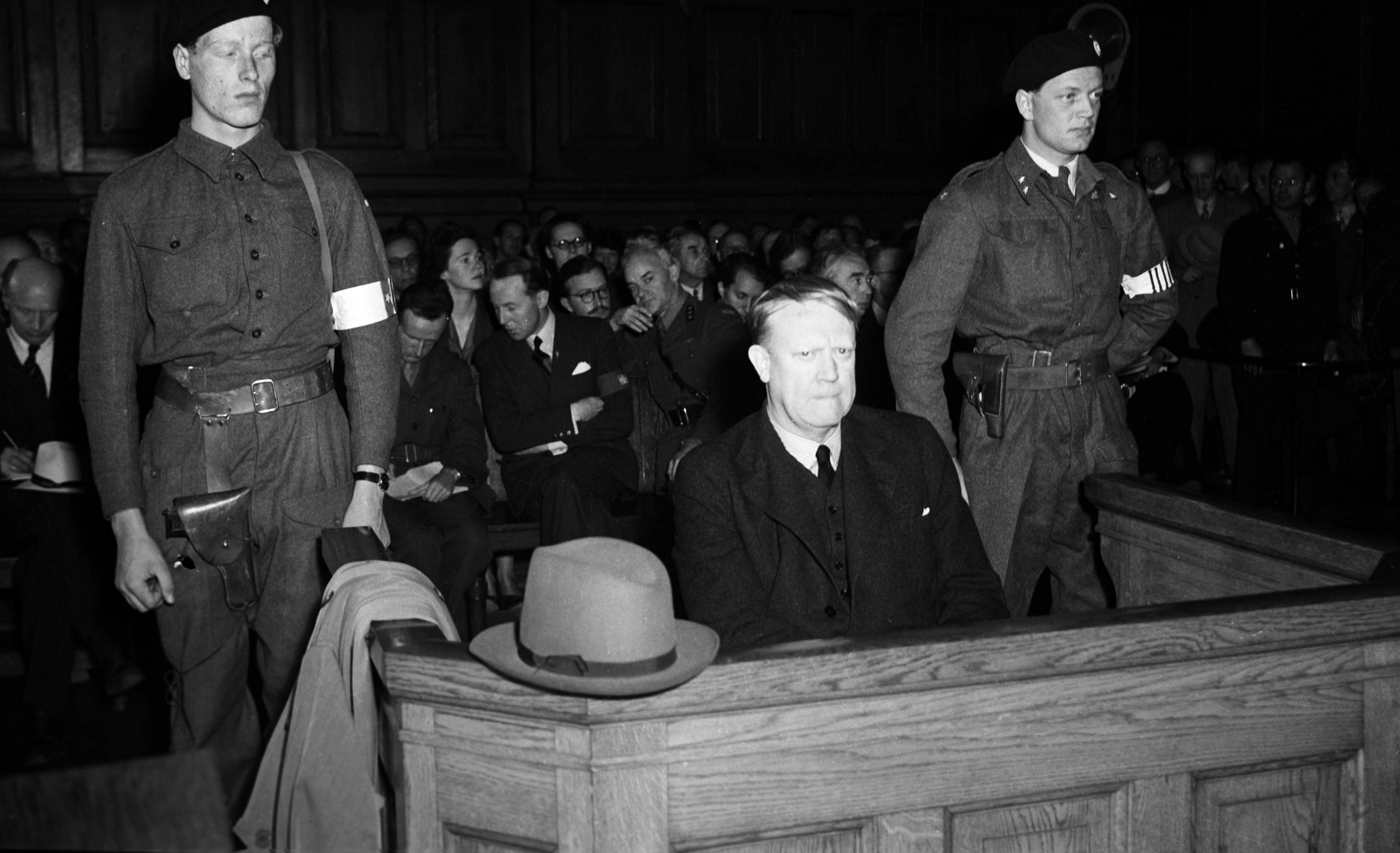 Vidkun Quisling i Oslo forhørsrett i slutten av mai 1945. Rettsoppgjøret var i gang. 9. oktober 1945 ble han dømt til døden for landsforræderi.