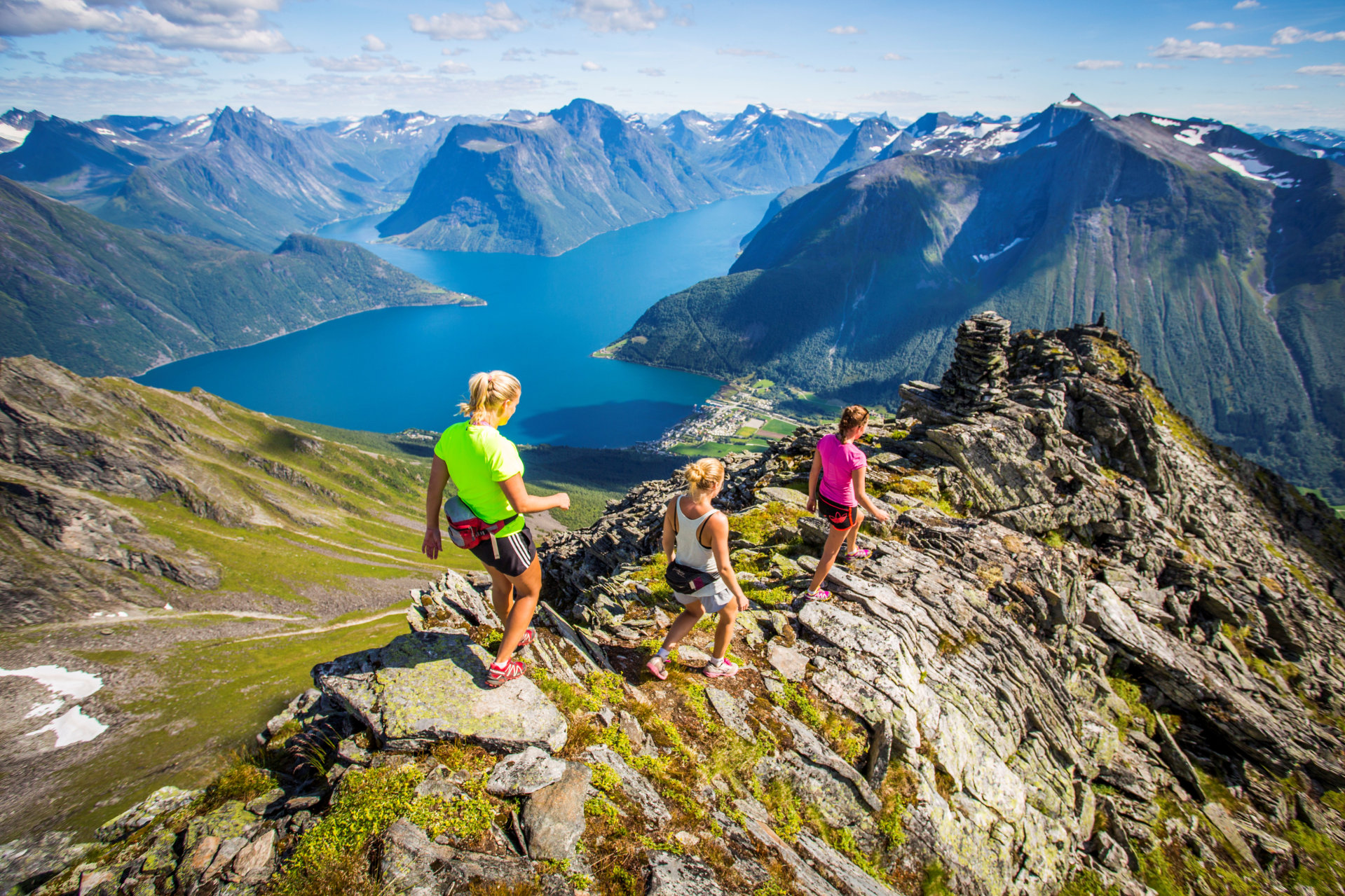 En splitter ny hurtigbåtrute mellom Ålesund og Øye tar deg inn den vakre Hjørundfjorden i sommer. MYKLEBUST/FJELLFOTOGRAFEN.NET/FJORDNORWAY.COM